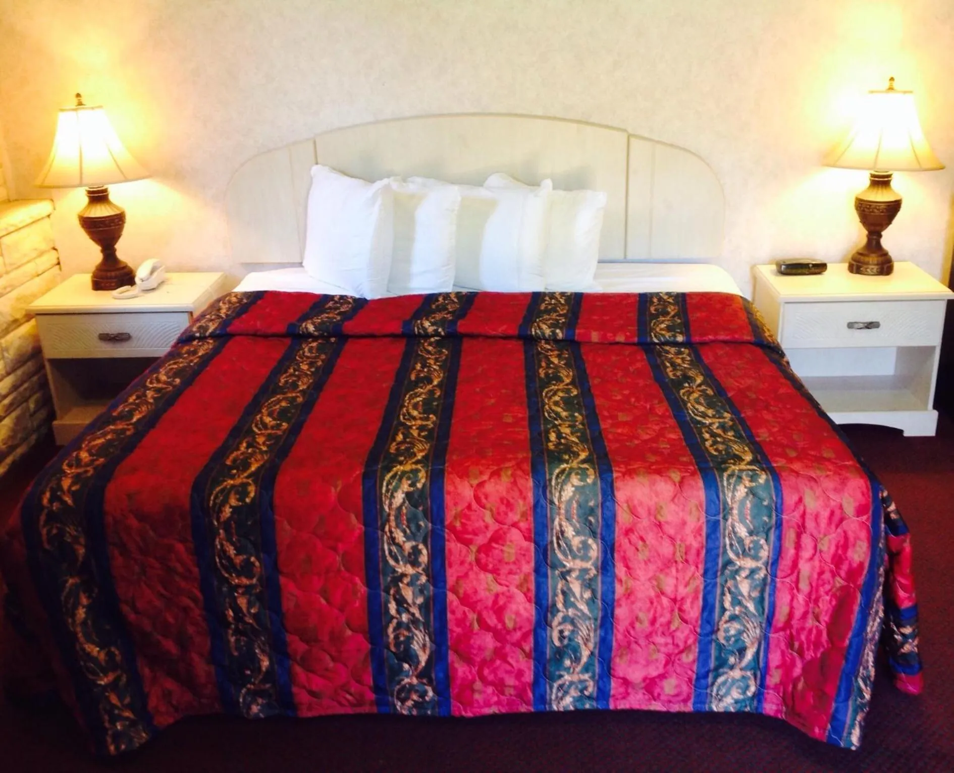 Bed in Red Carpet Inn & Suites Hammonton NJ Route-30E