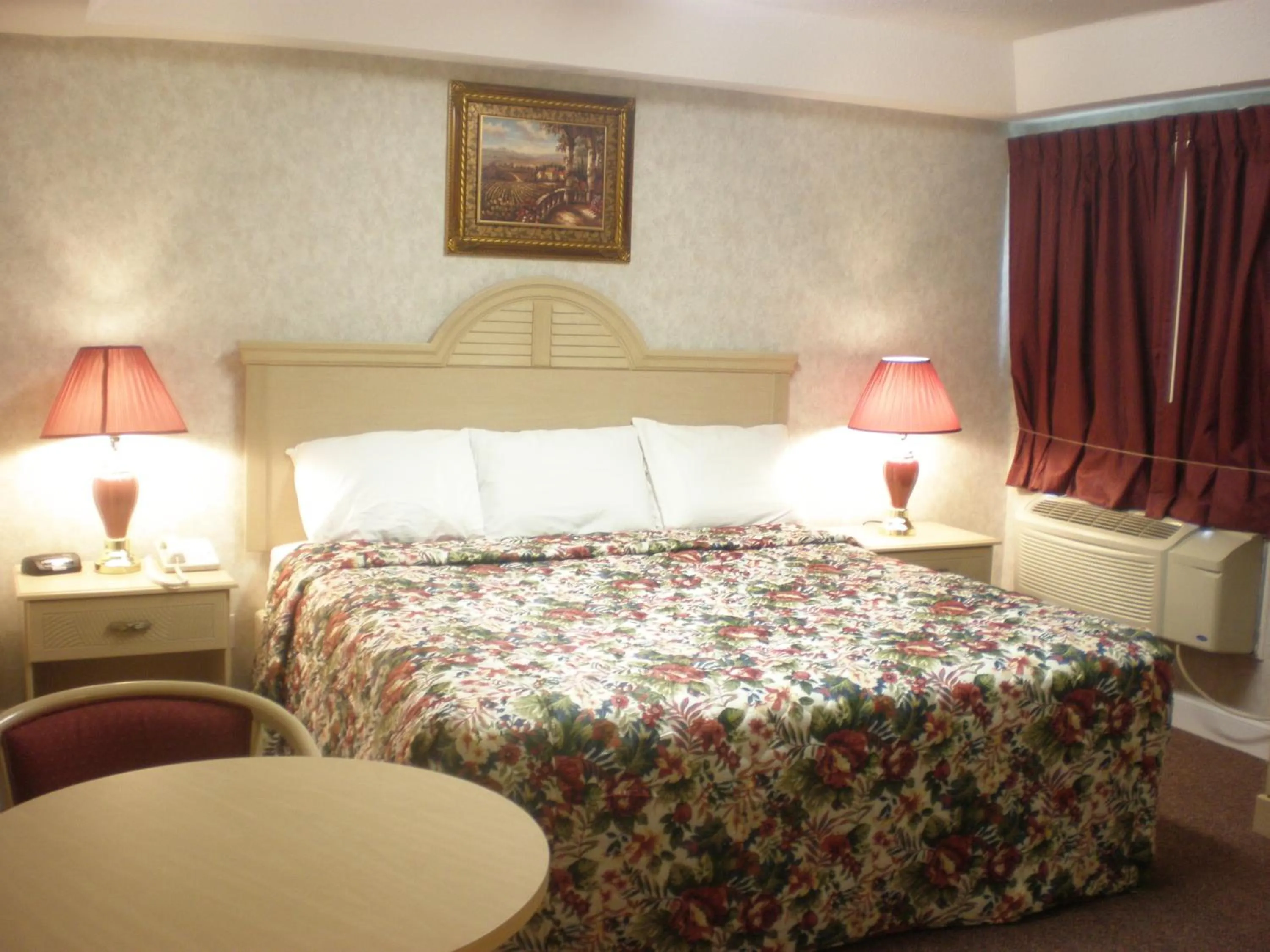 Bed in Red Carpet Inn & Suites Hammonton NJ Route-30E
