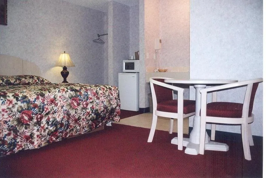 Bed in Red Carpet Inn & Suites Hammonton NJ Route-30E