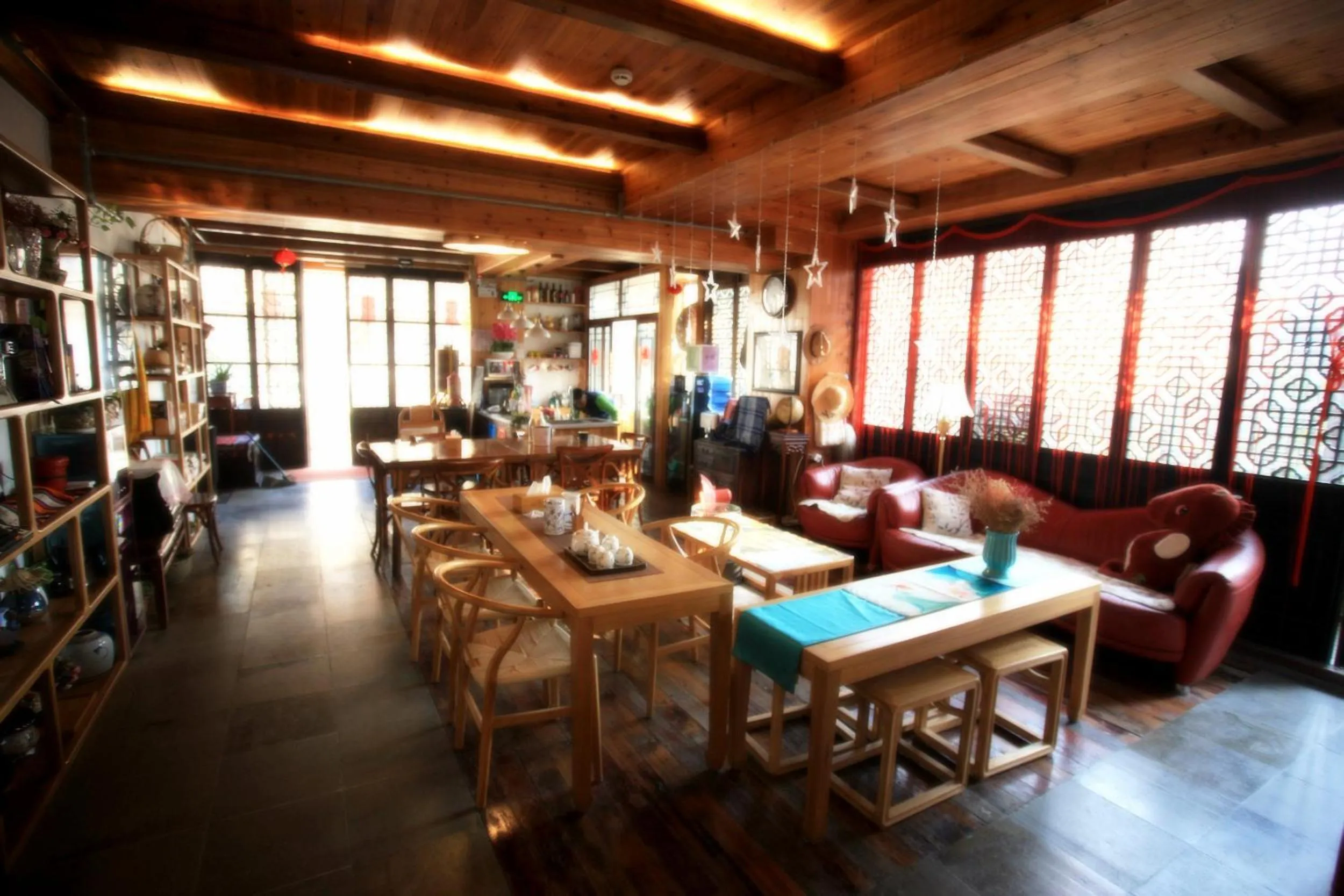 Communal lounge/ TV room in Tongli Begonia Flowers Guesthouse