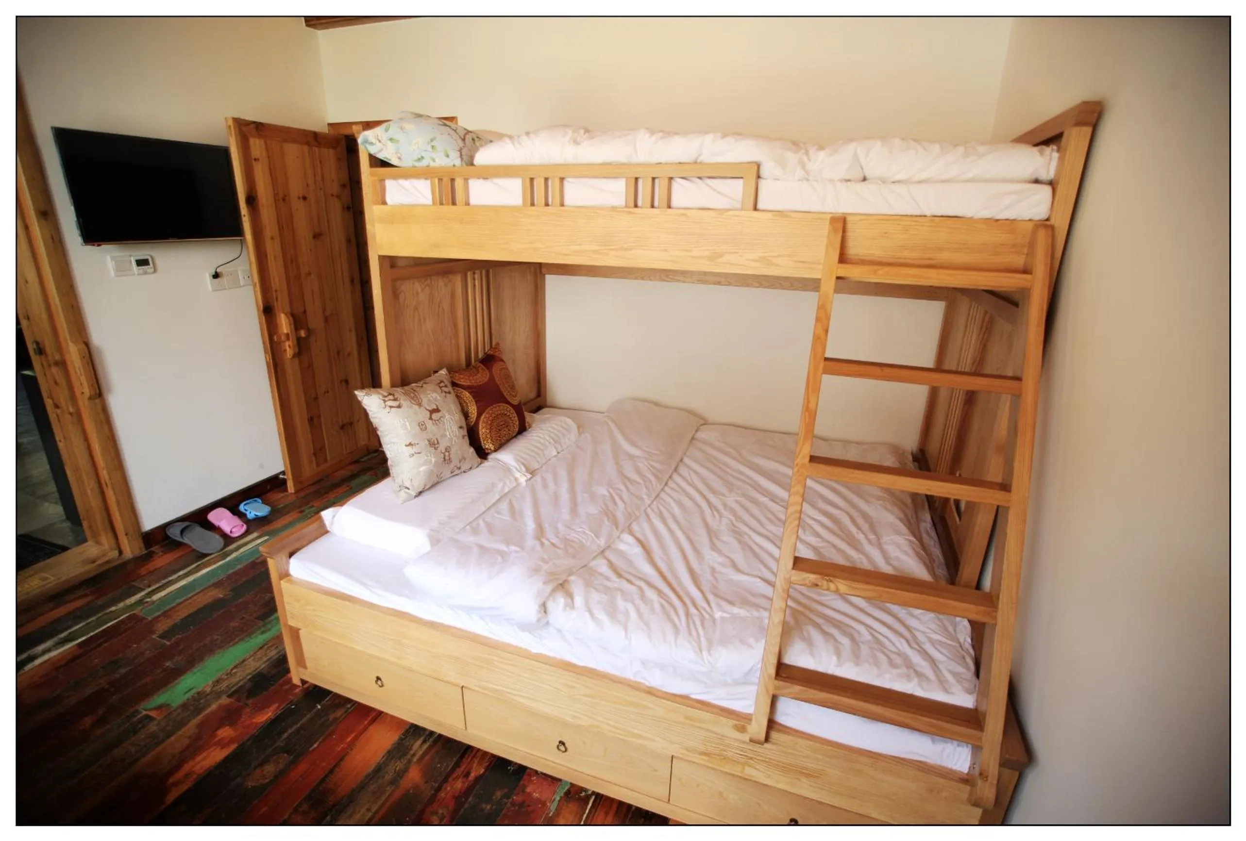 Decorative detail, Bed in Tongli Begonia Flowers Guesthouse