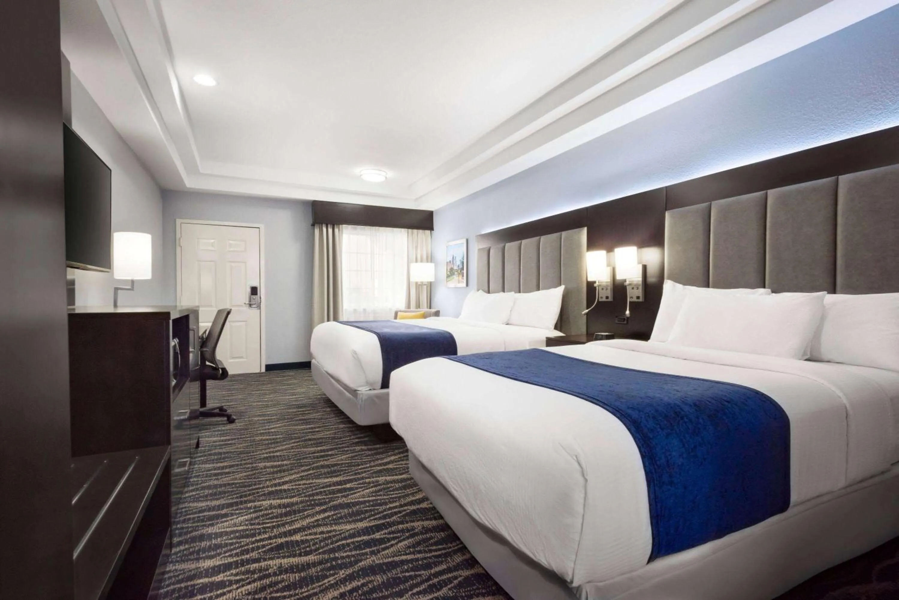 Photo of the whole room, Bed in Days Inn & Suites by Wyndham Houston Hobby Airport