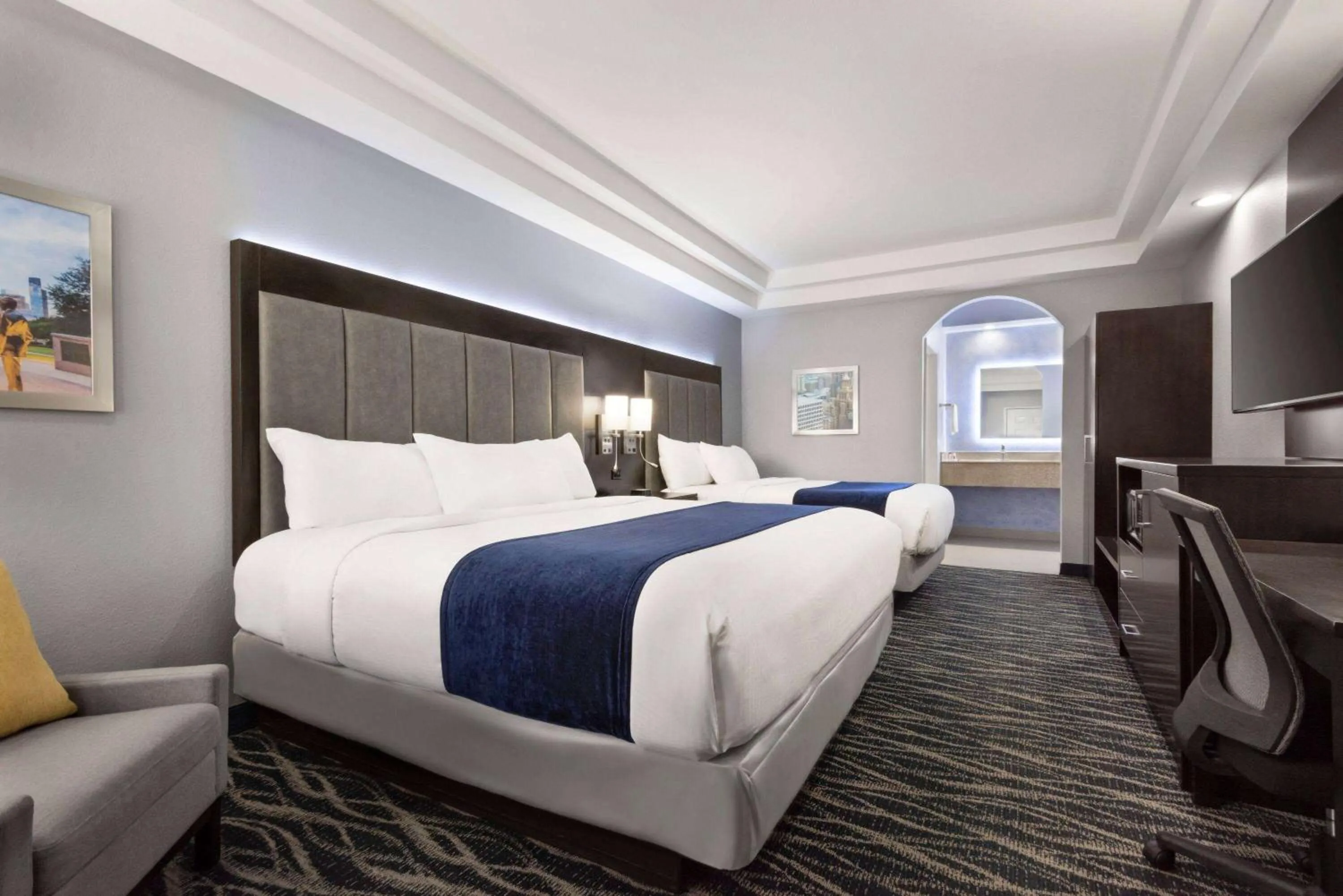 Photo of the whole room, Bed in Days Inn & Suites by Wyndham Houston Hobby Airport