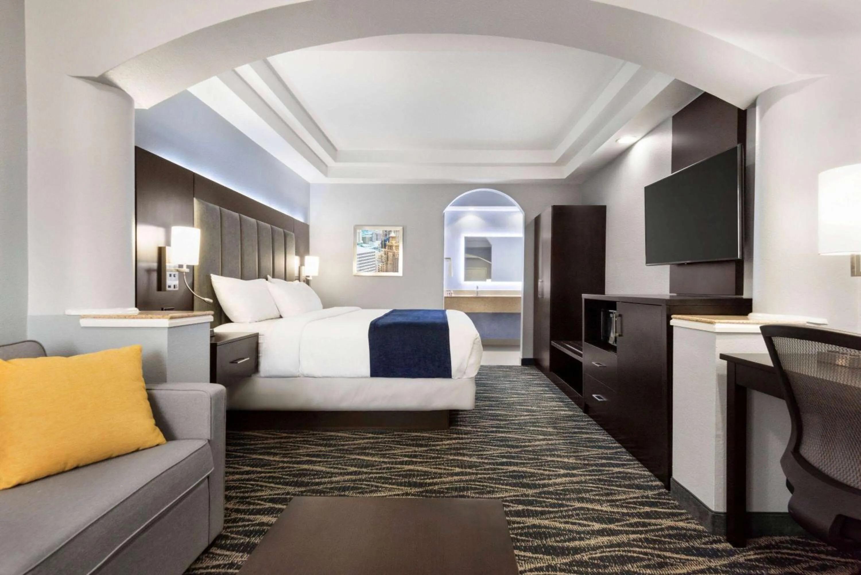 Photo of the whole room, Bed in Days Inn & Suites by Wyndham Houston Hobby Airport