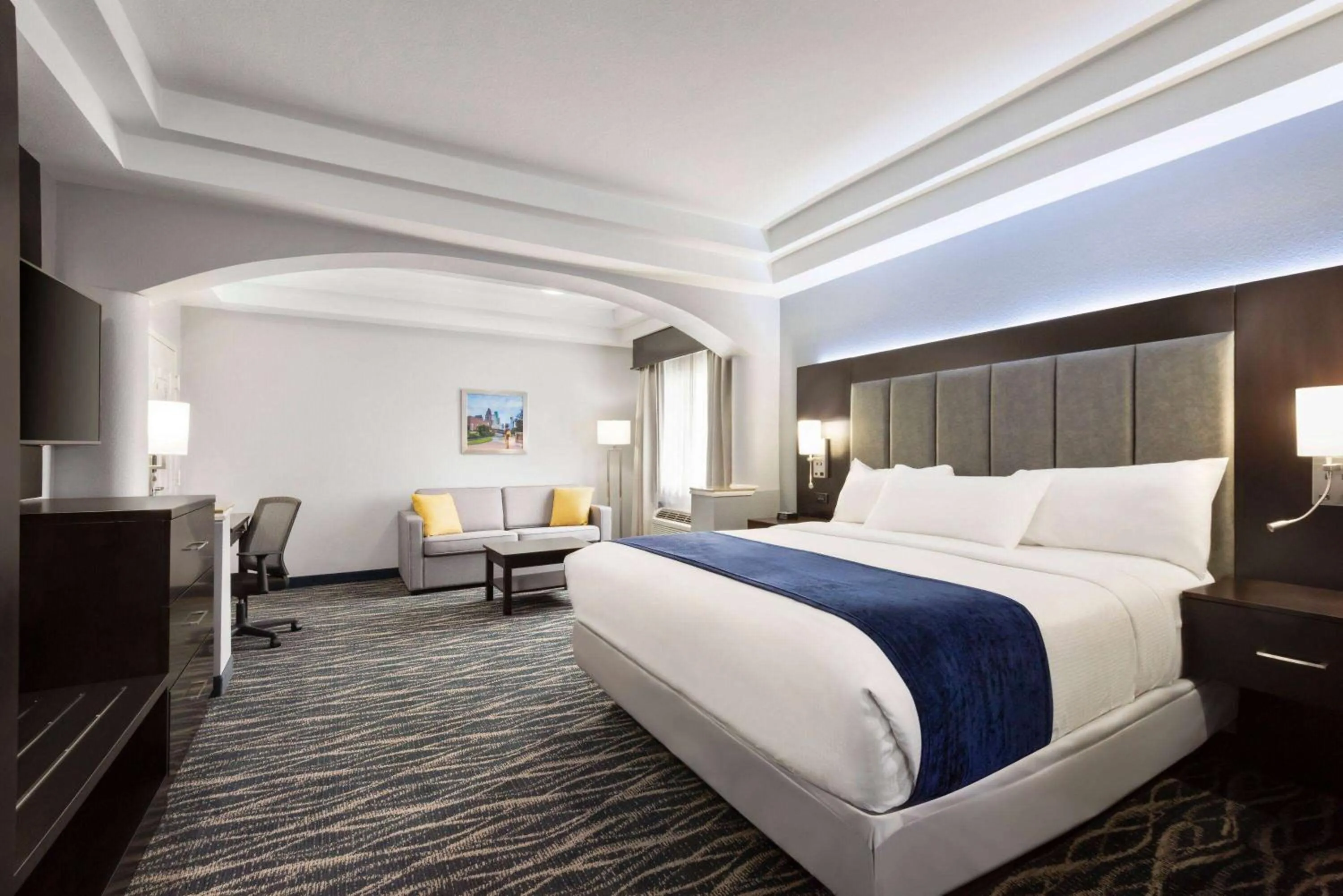 Photo of the whole room, Bed in Days Inn & Suites by Wyndham Houston Hobby Airport