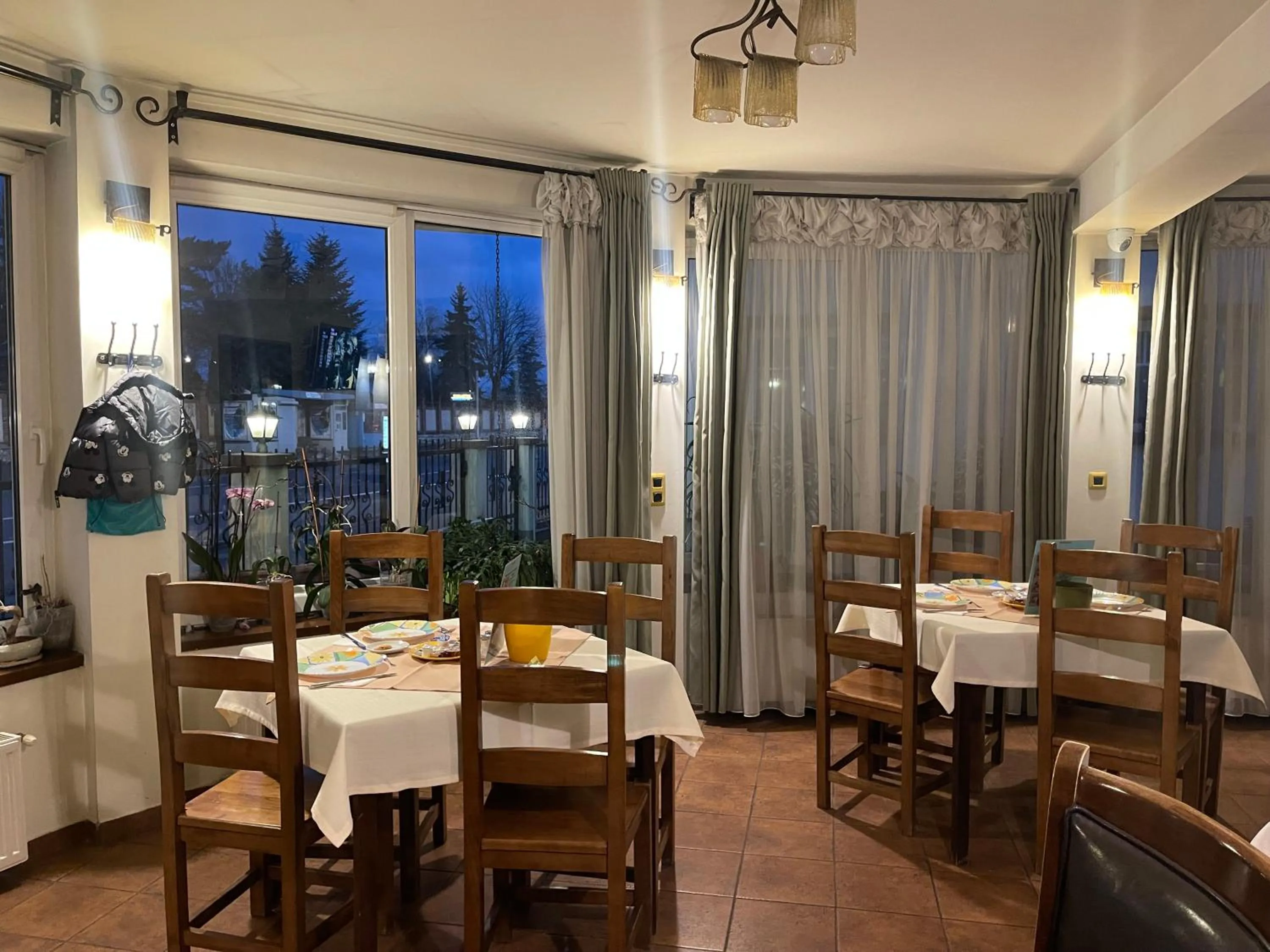 Restaurant/places to eat in Pensiunea Luiza