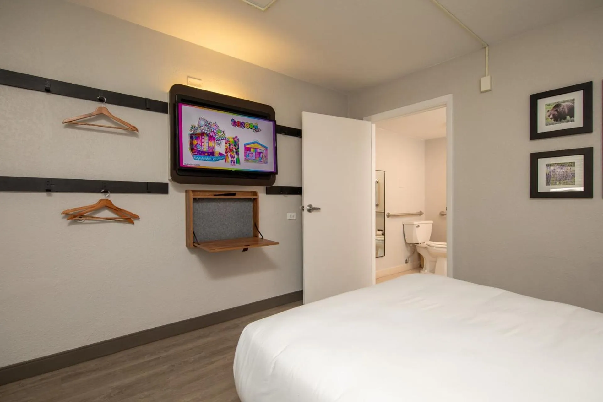 Photo of the whole room, Bed in The Jackson SouthTown