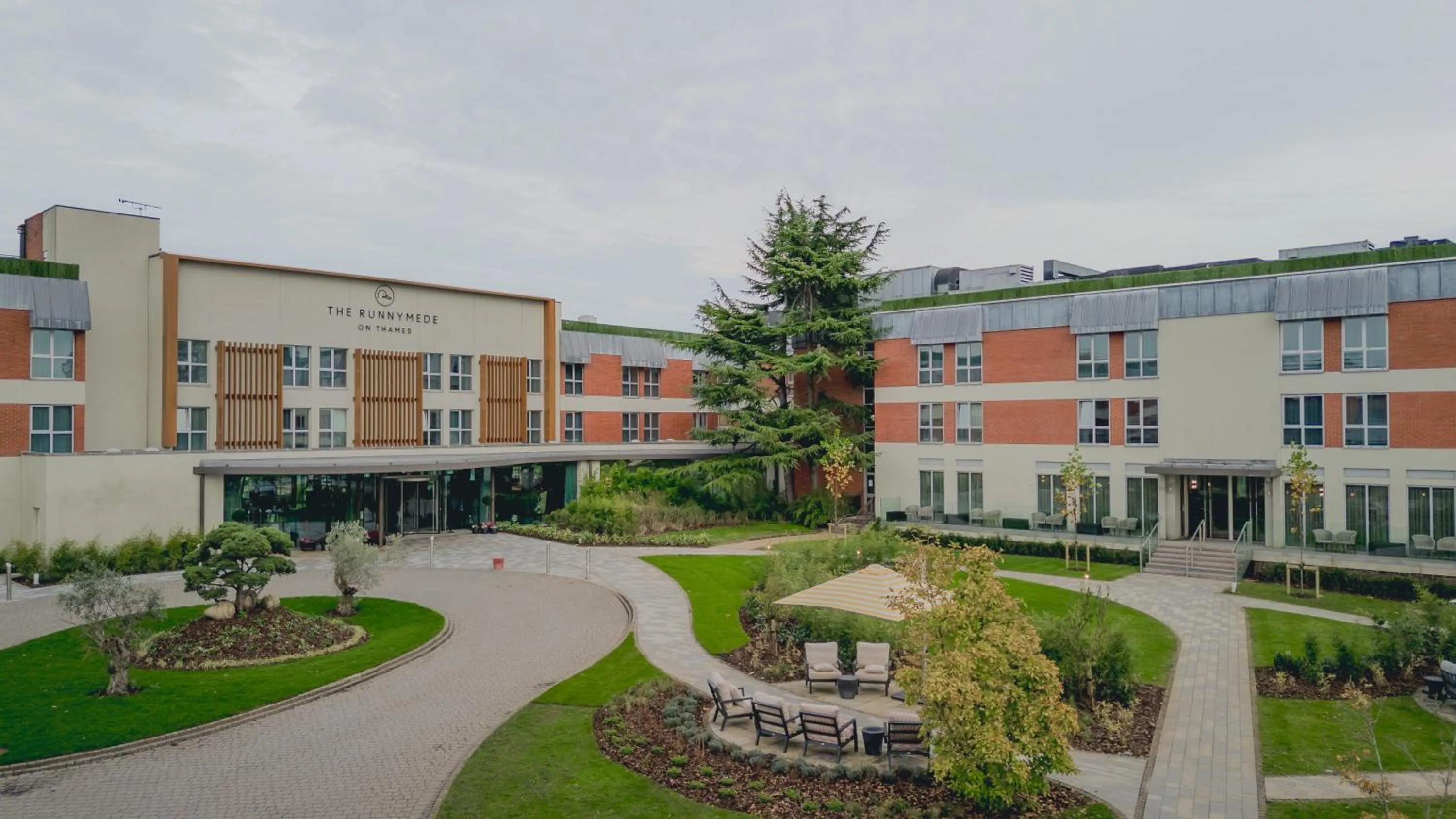 Property building in Reserve, by Warner Hotels - The Runnymede on Thames