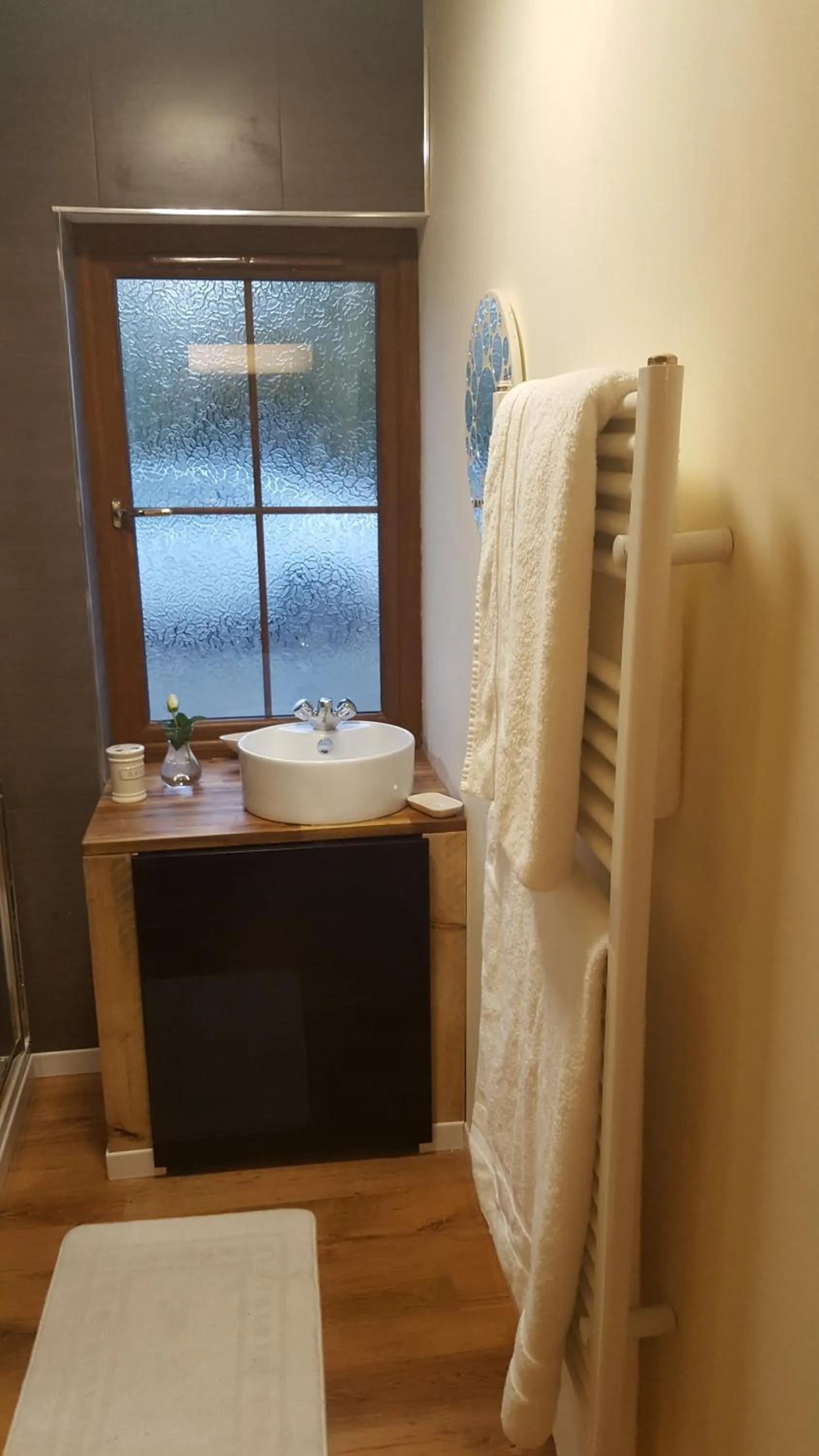 Bathroom, Bed in Canterra Cottage