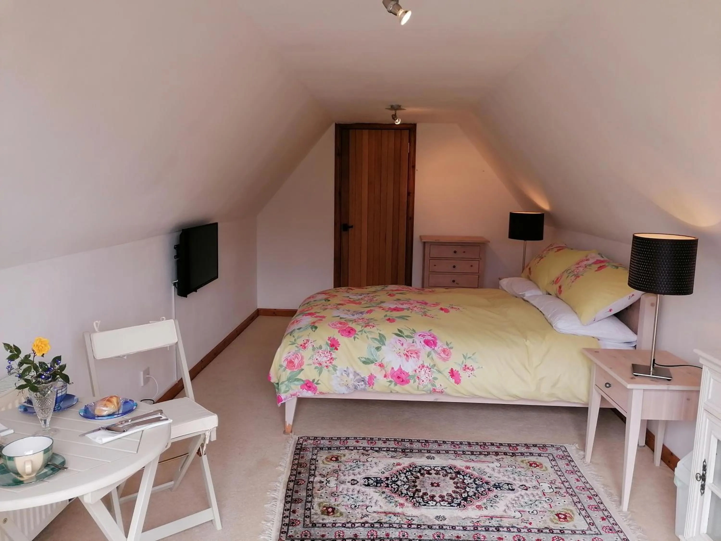 Photo of the whole room, Bed in Canterra Cottage