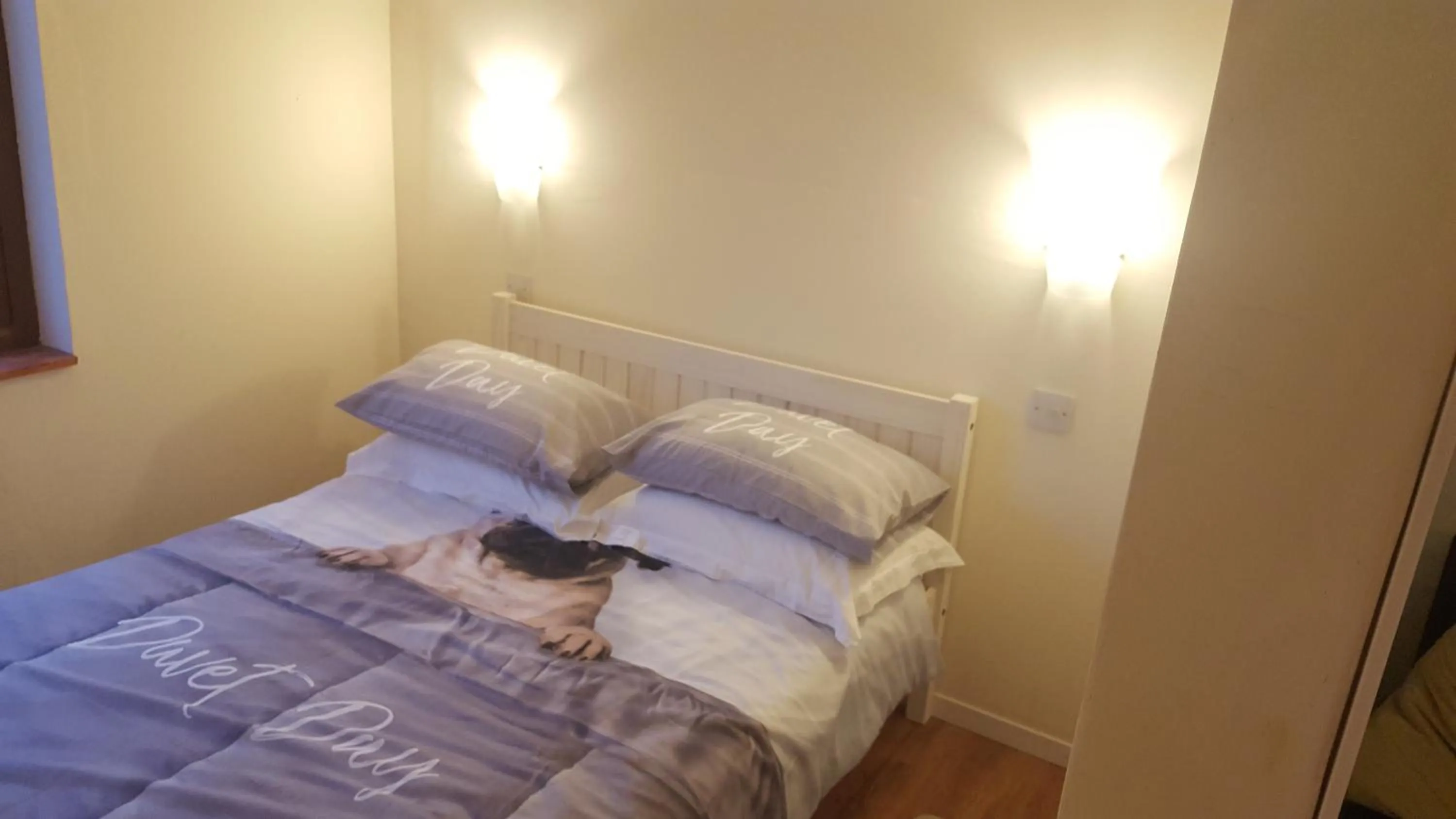 Bedroom, Bed in Canterra Cottage