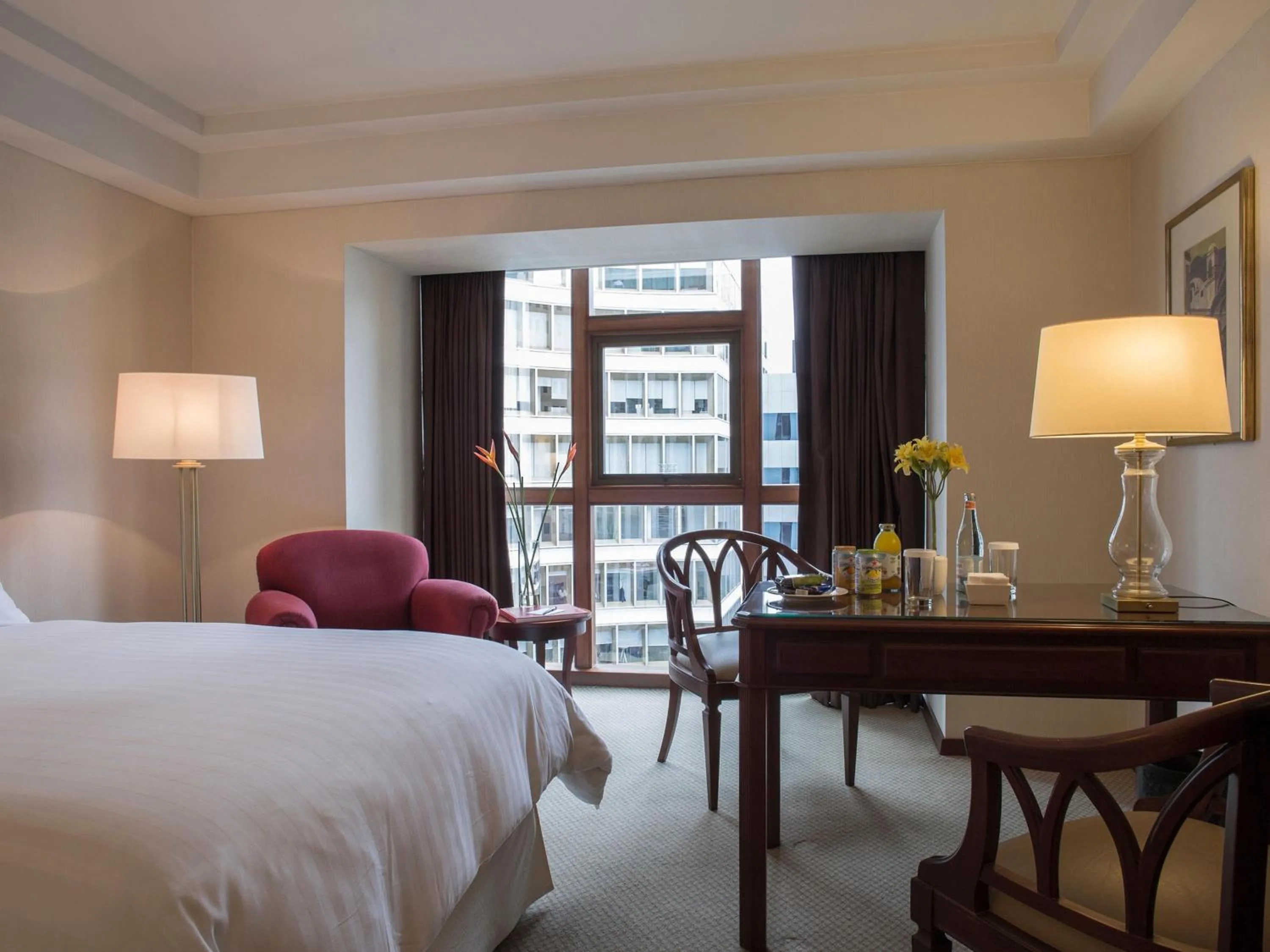 Bedroom, Bed in Swissotel Lima