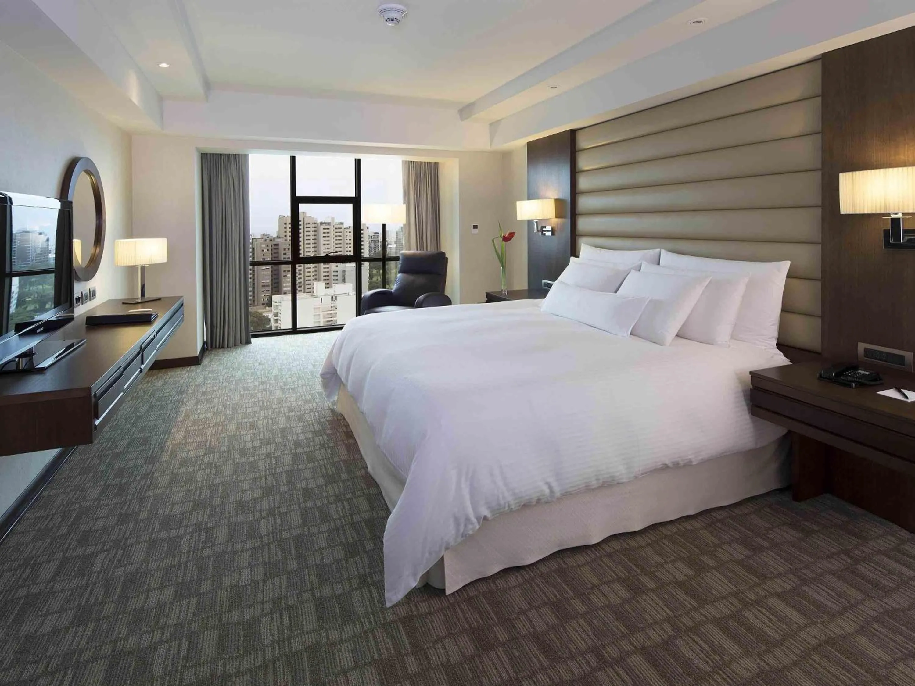 Bedroom, Bed in Swissotel Lima