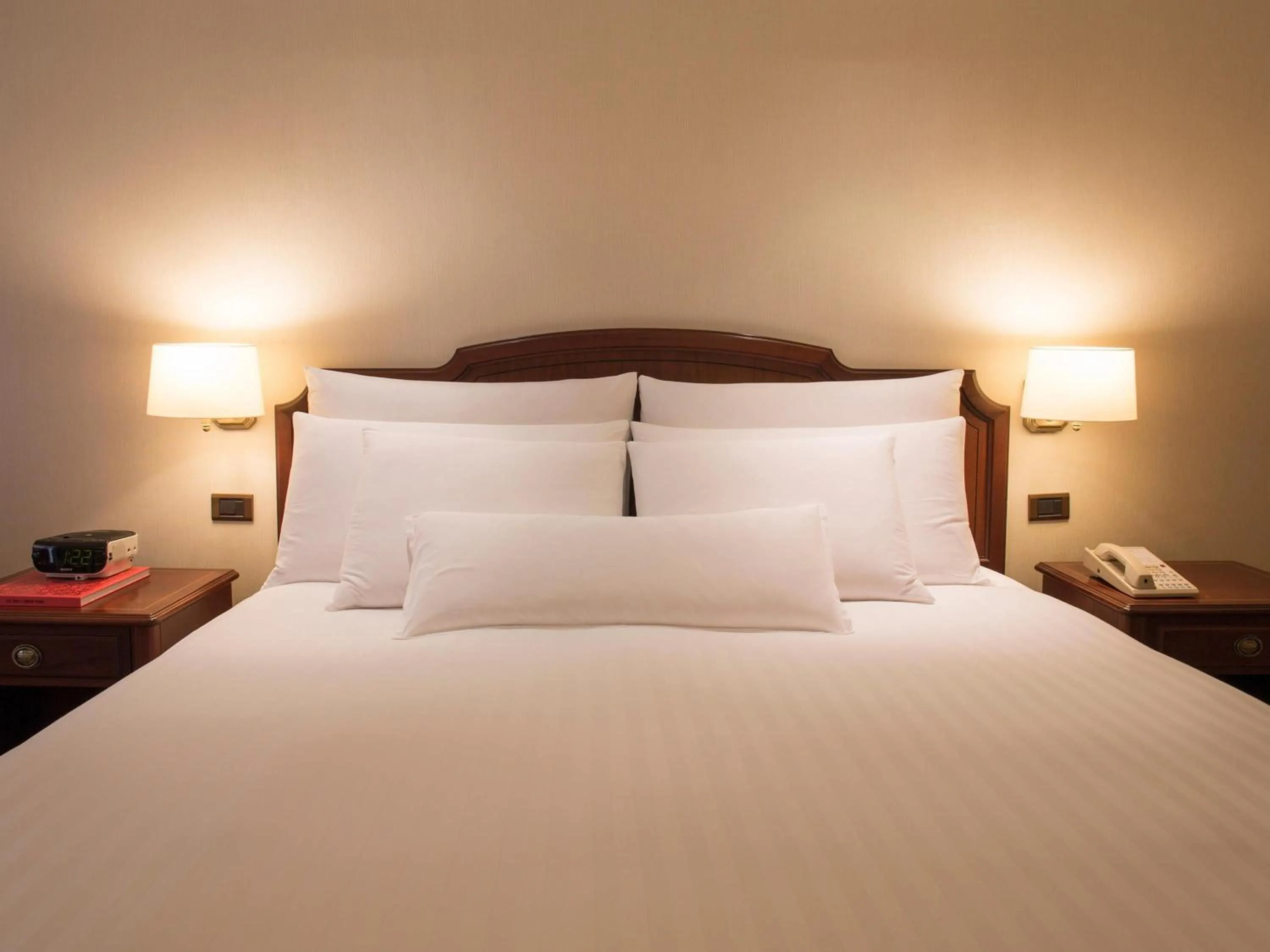 Bedroom, Bed in Swissotel Lima