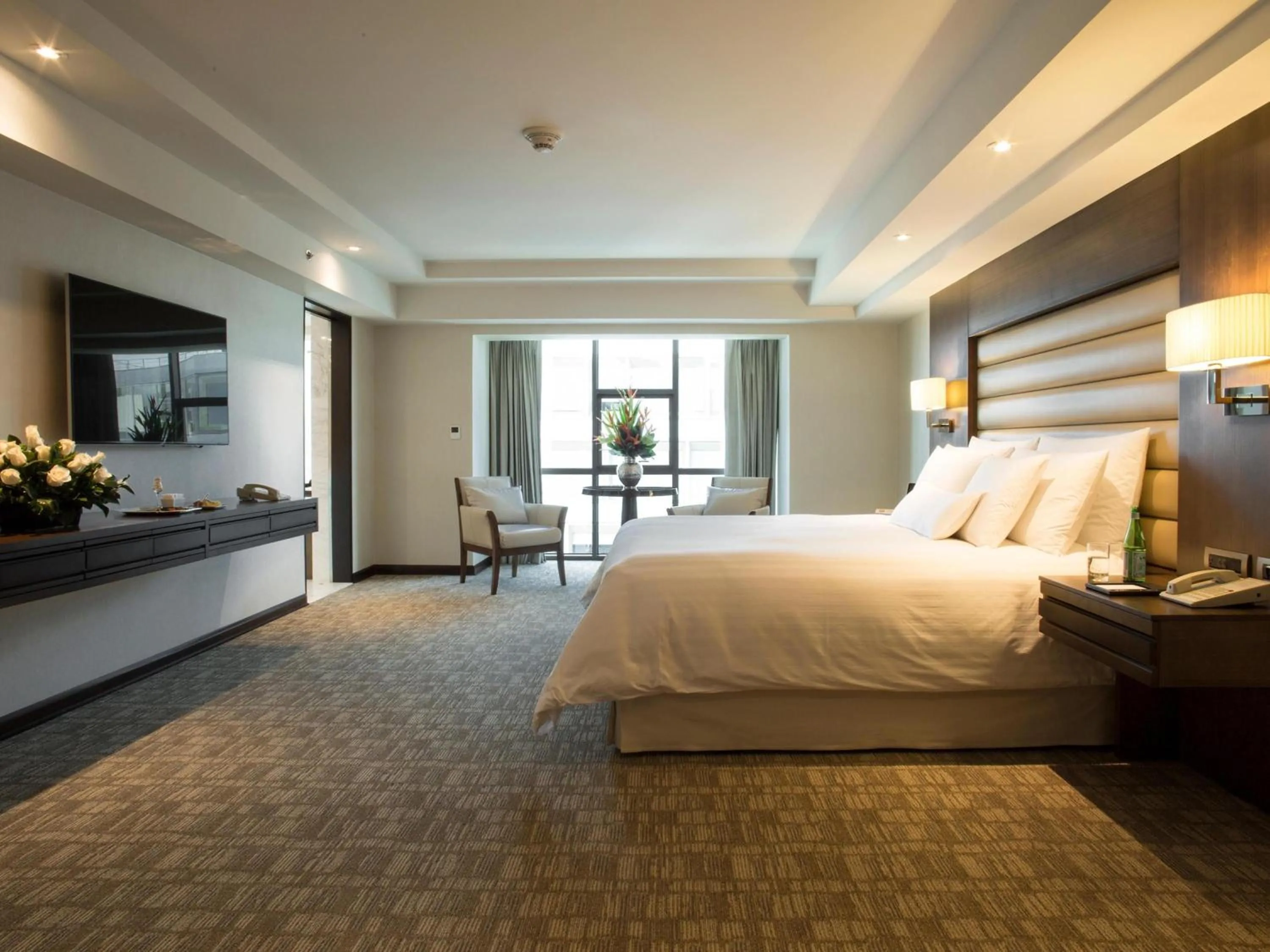 Bedroom, Bed in Swissotel Lima