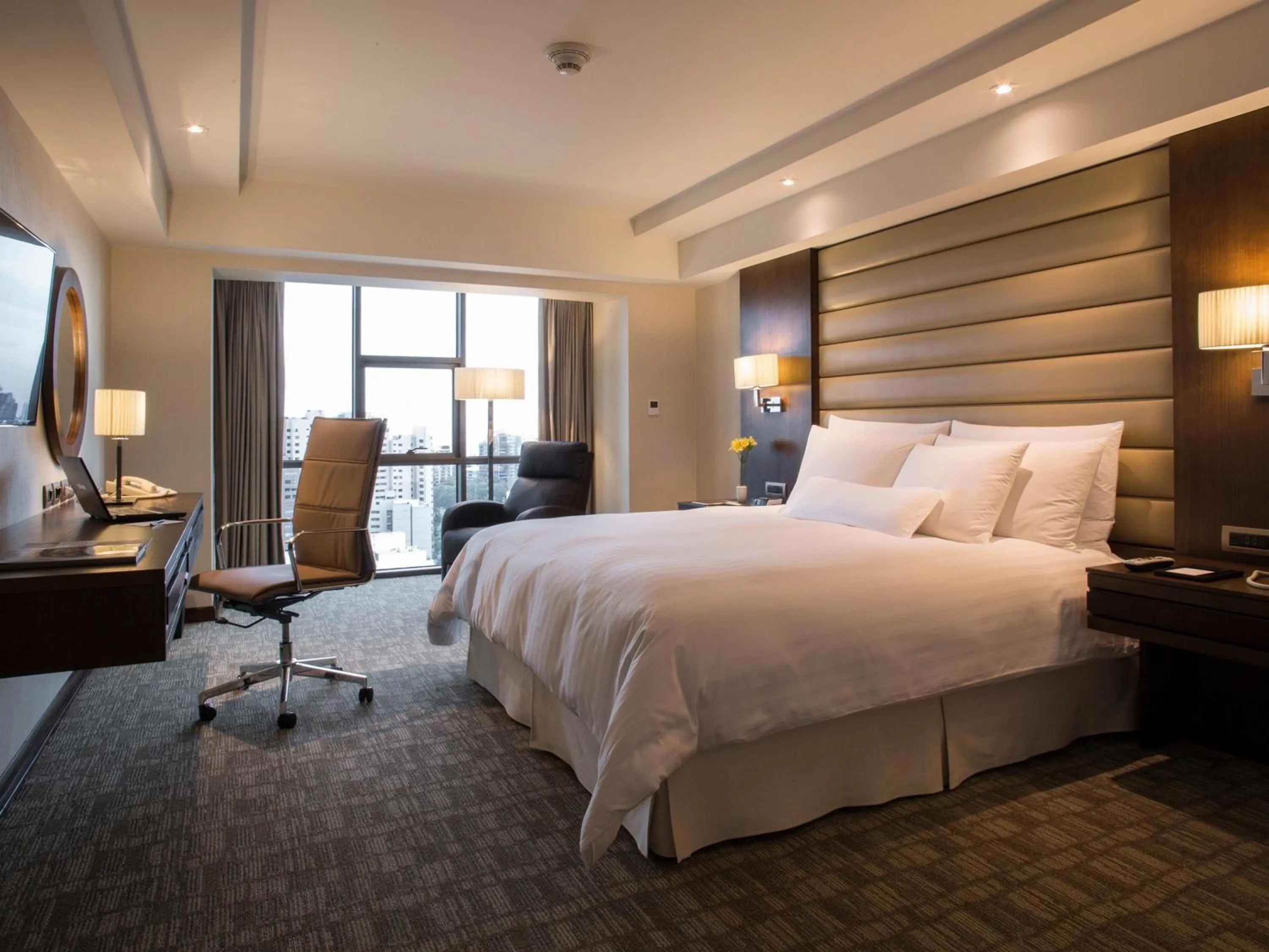 Bedroom, Bed in Swissotel Lima