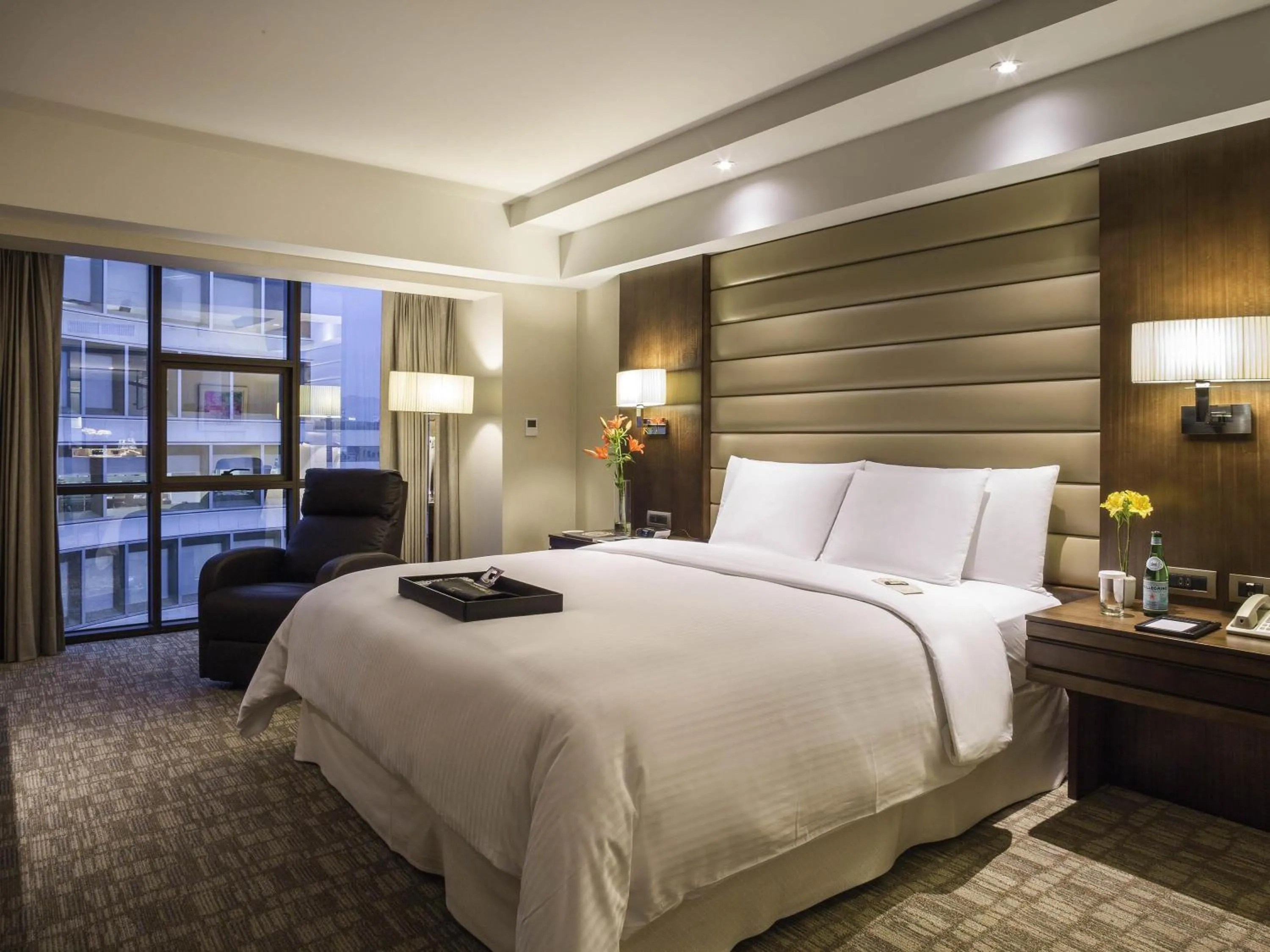 Bedroom, Bed in Swissotel Lima