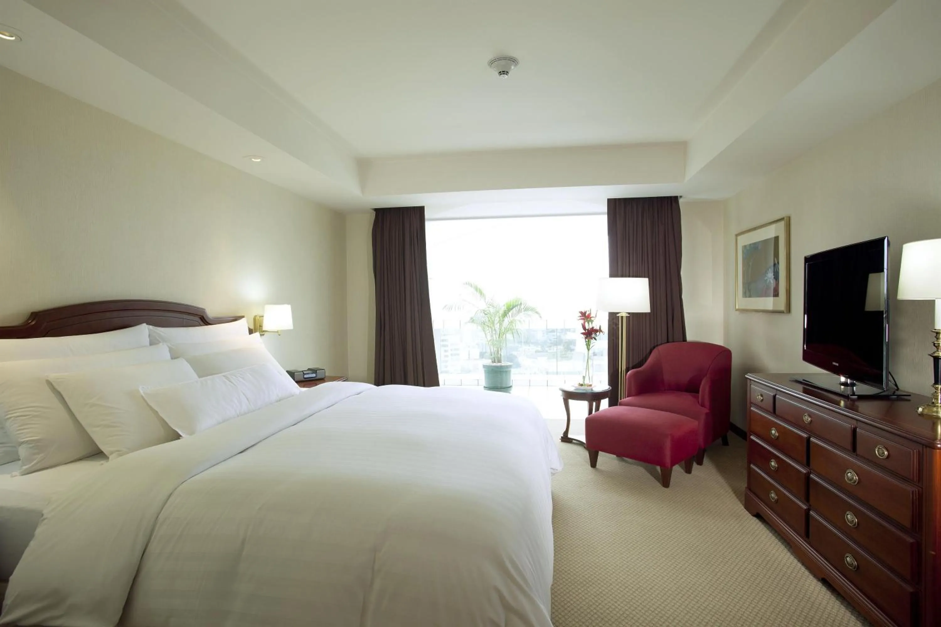 Bedroom, Bed in Swissotel Lima