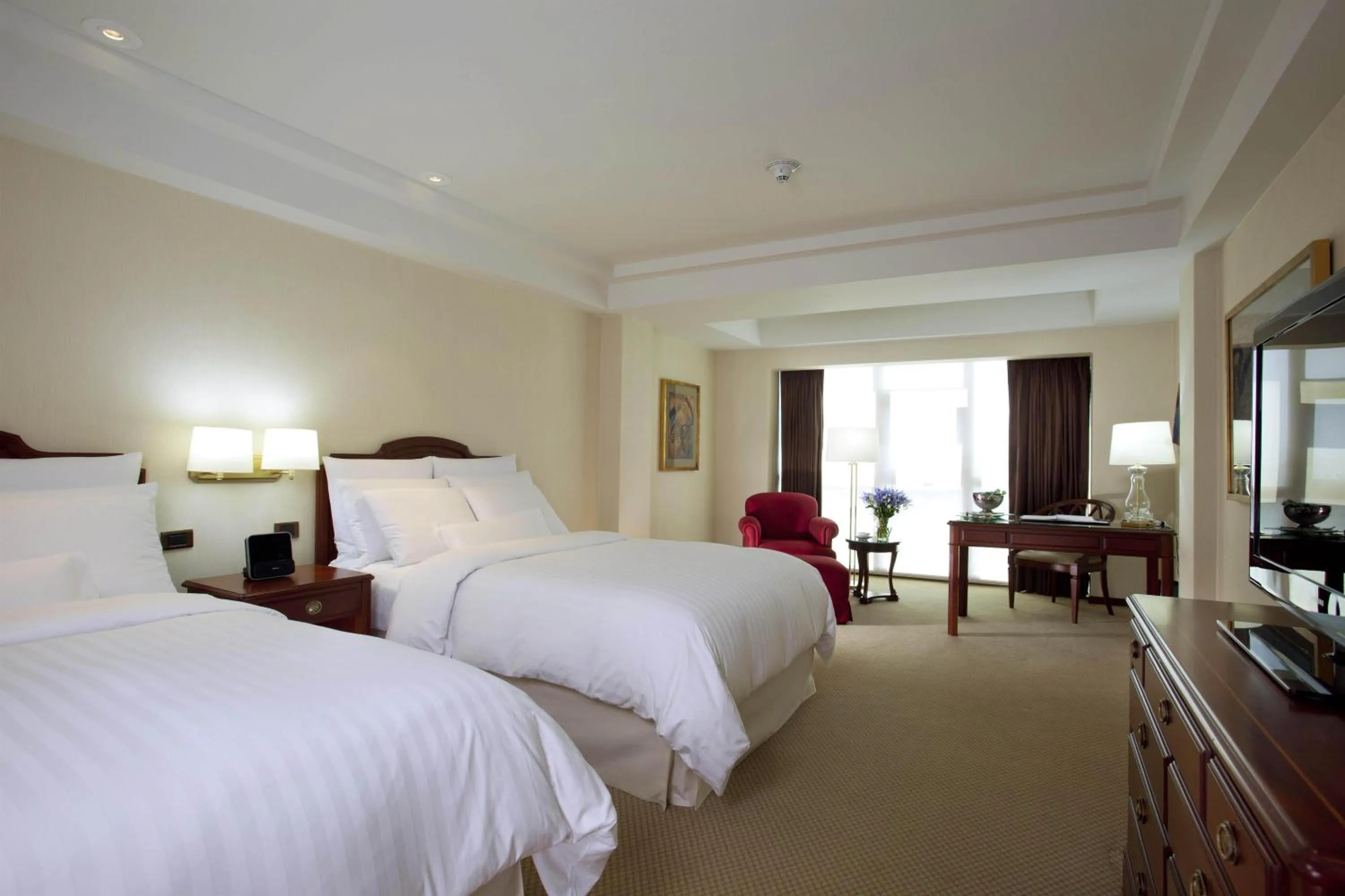 Bedroom, Bed in Swissotel Lima