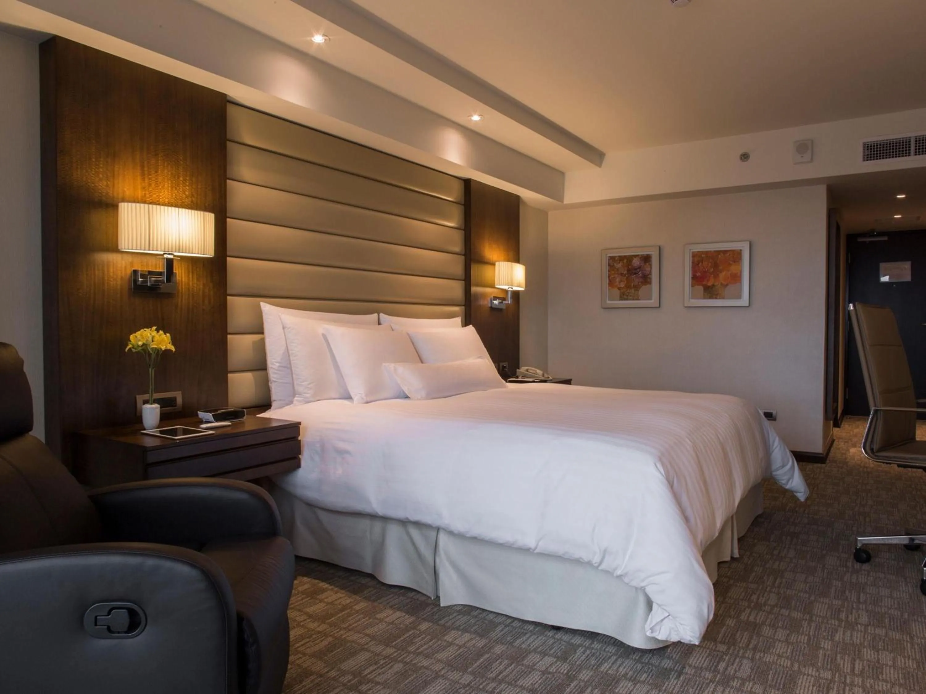 Bedroom, Bed in Swissotel Lima