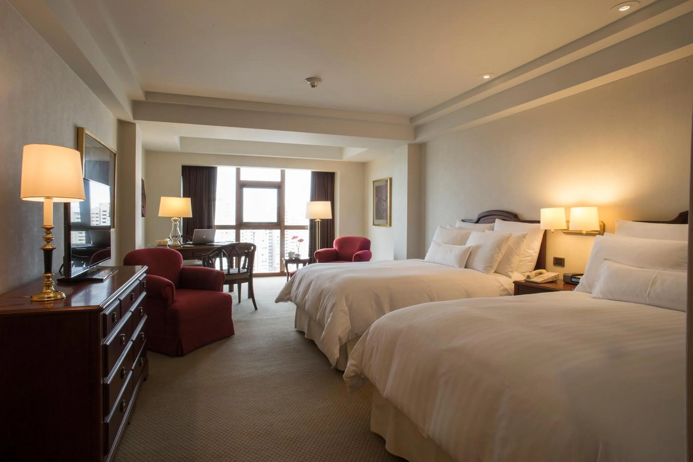 Bedroom, Bed in Swissotel Lima