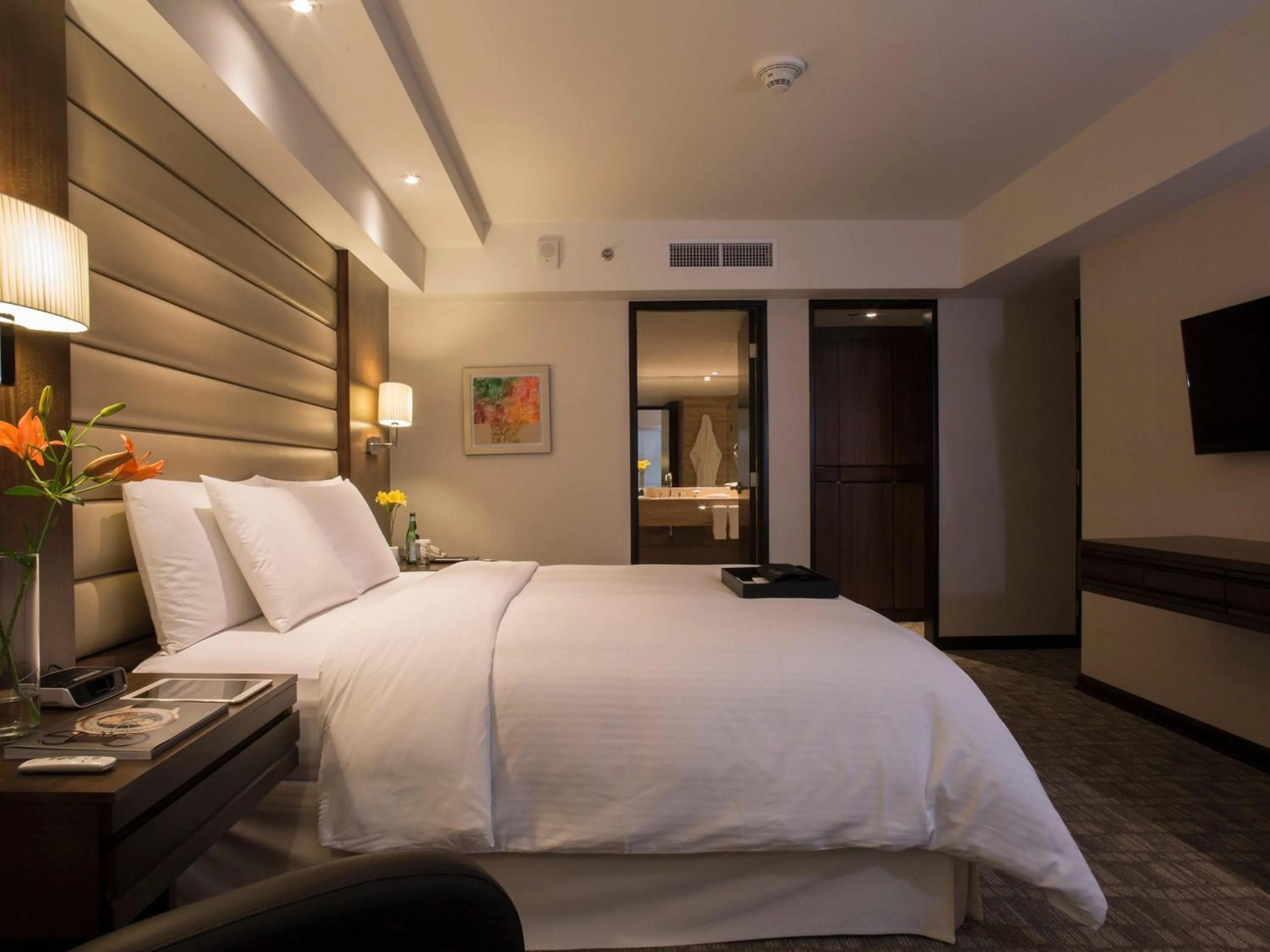 Bedroom, Bed in Swissotel Lima