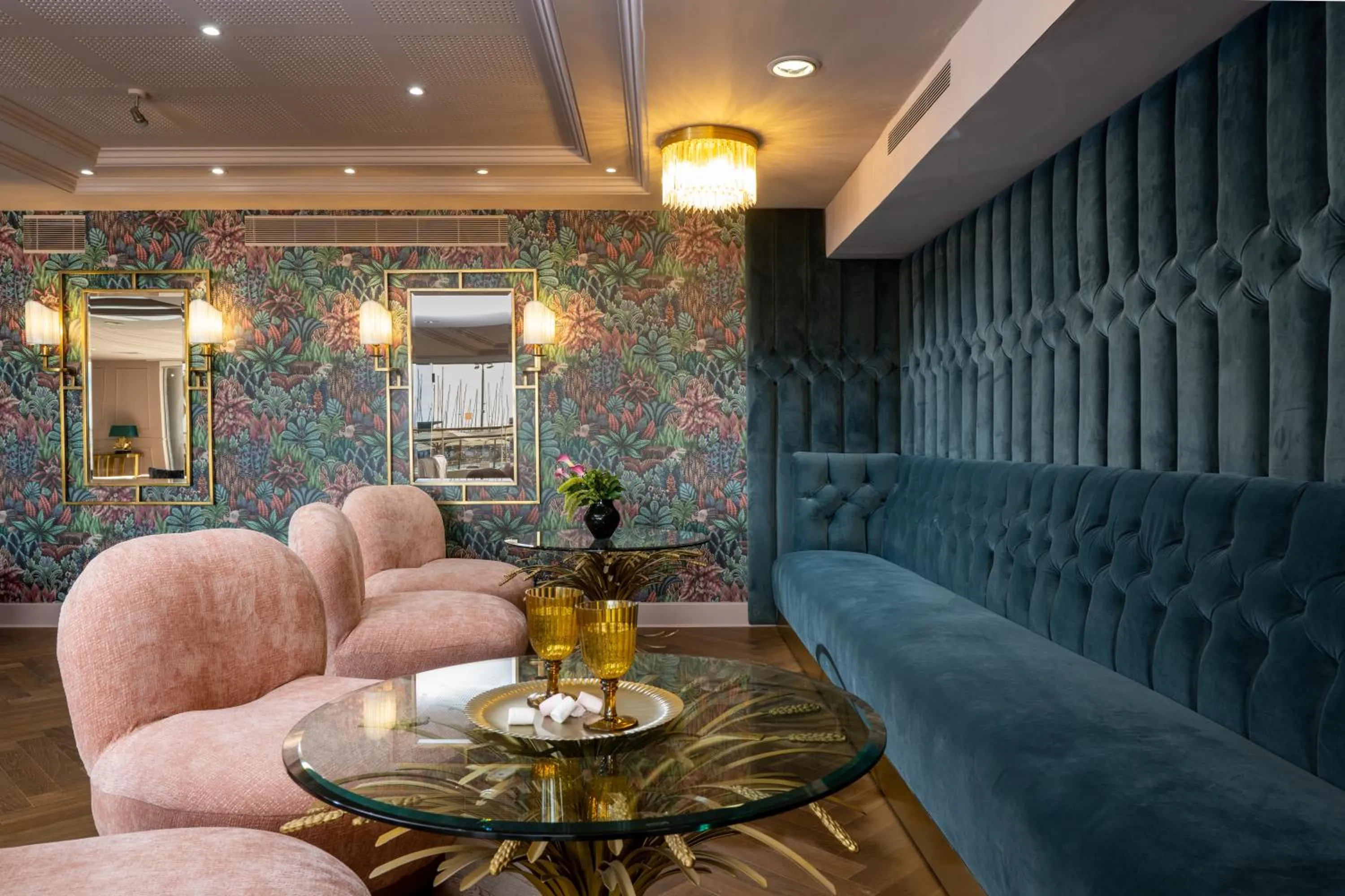 Seating area in Leonardo Gordon Beach