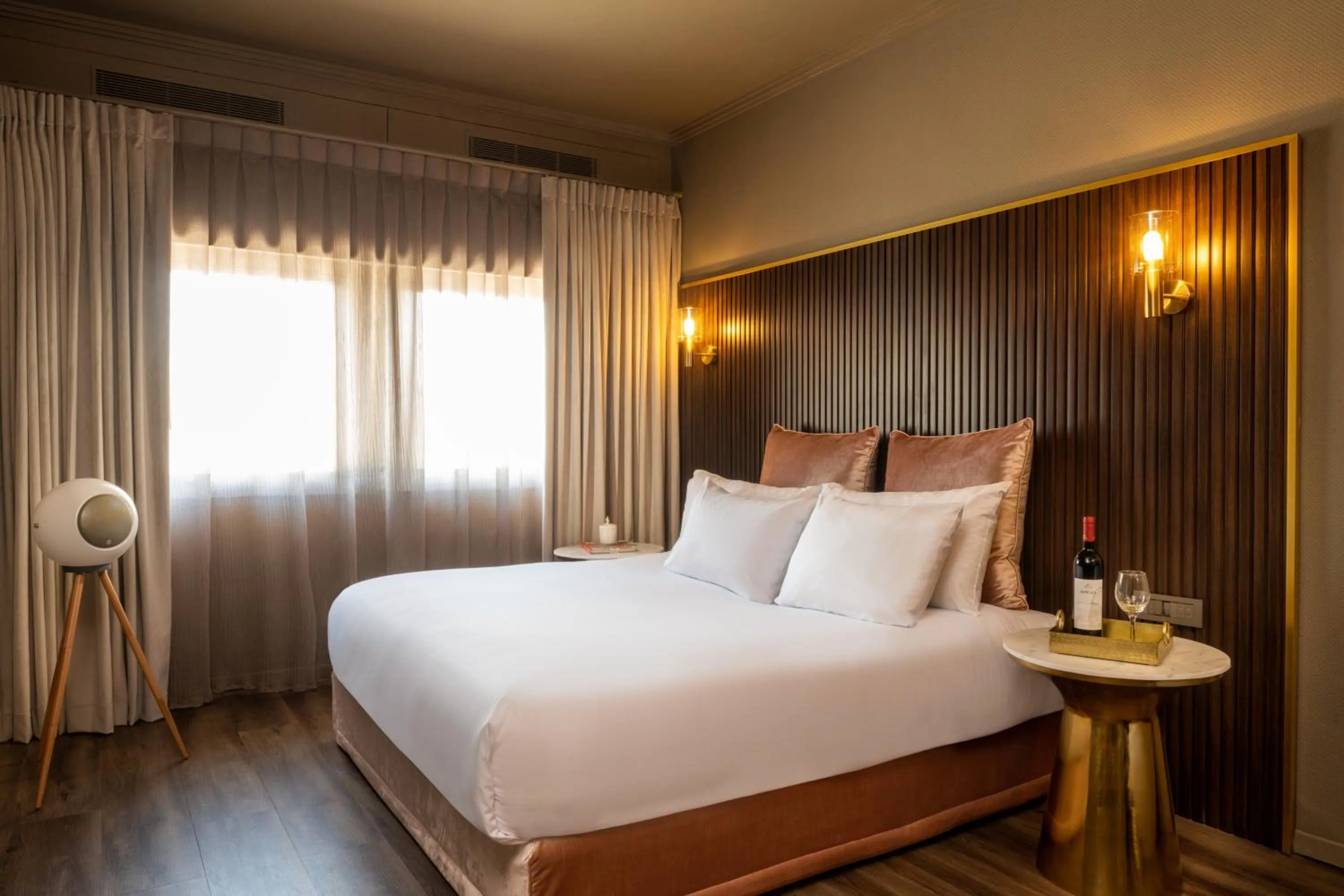 Bed in Leonardo Gordon Beach