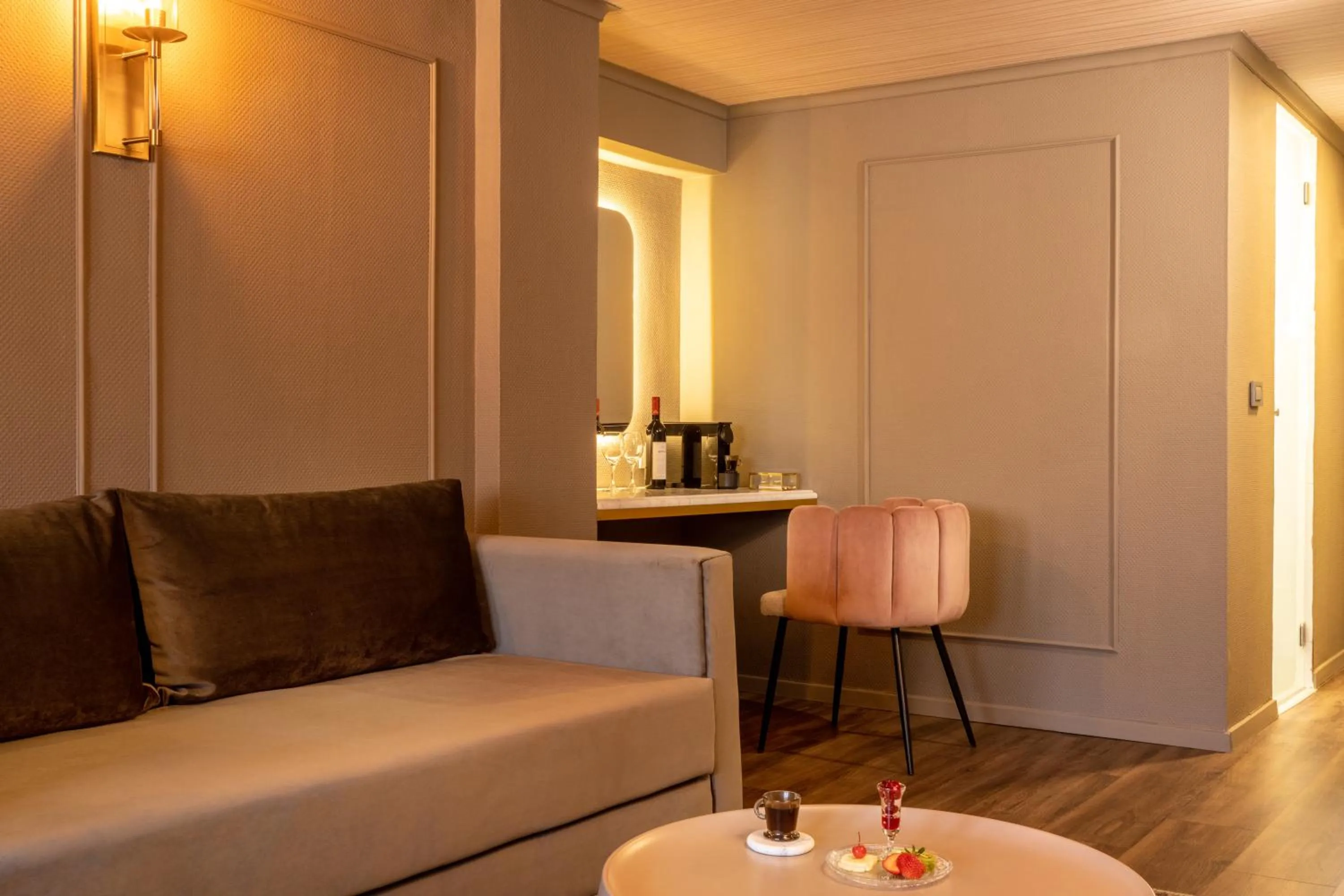 Seating area in Leonardo Gordon Beach