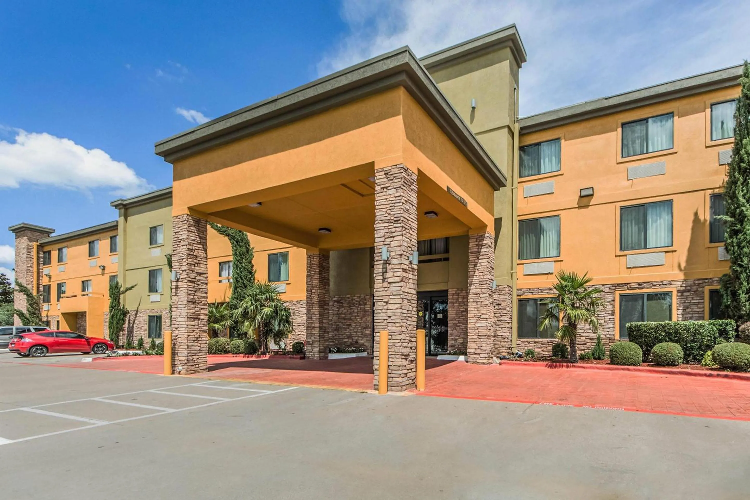 Property building in Comfort Inn Dallas Park Central