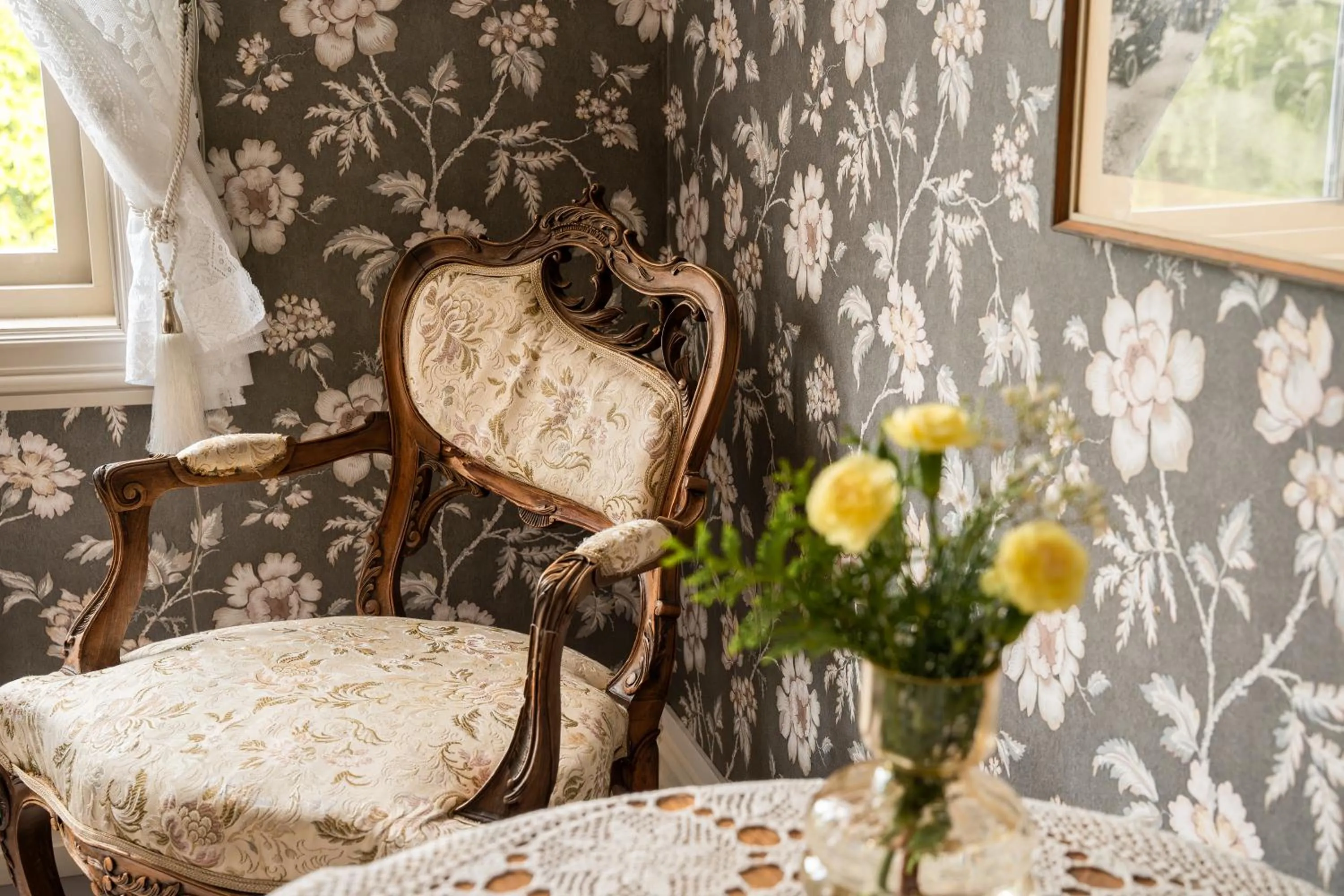 Seating area in Gloppen Hotell - by Classic Norway Hotels