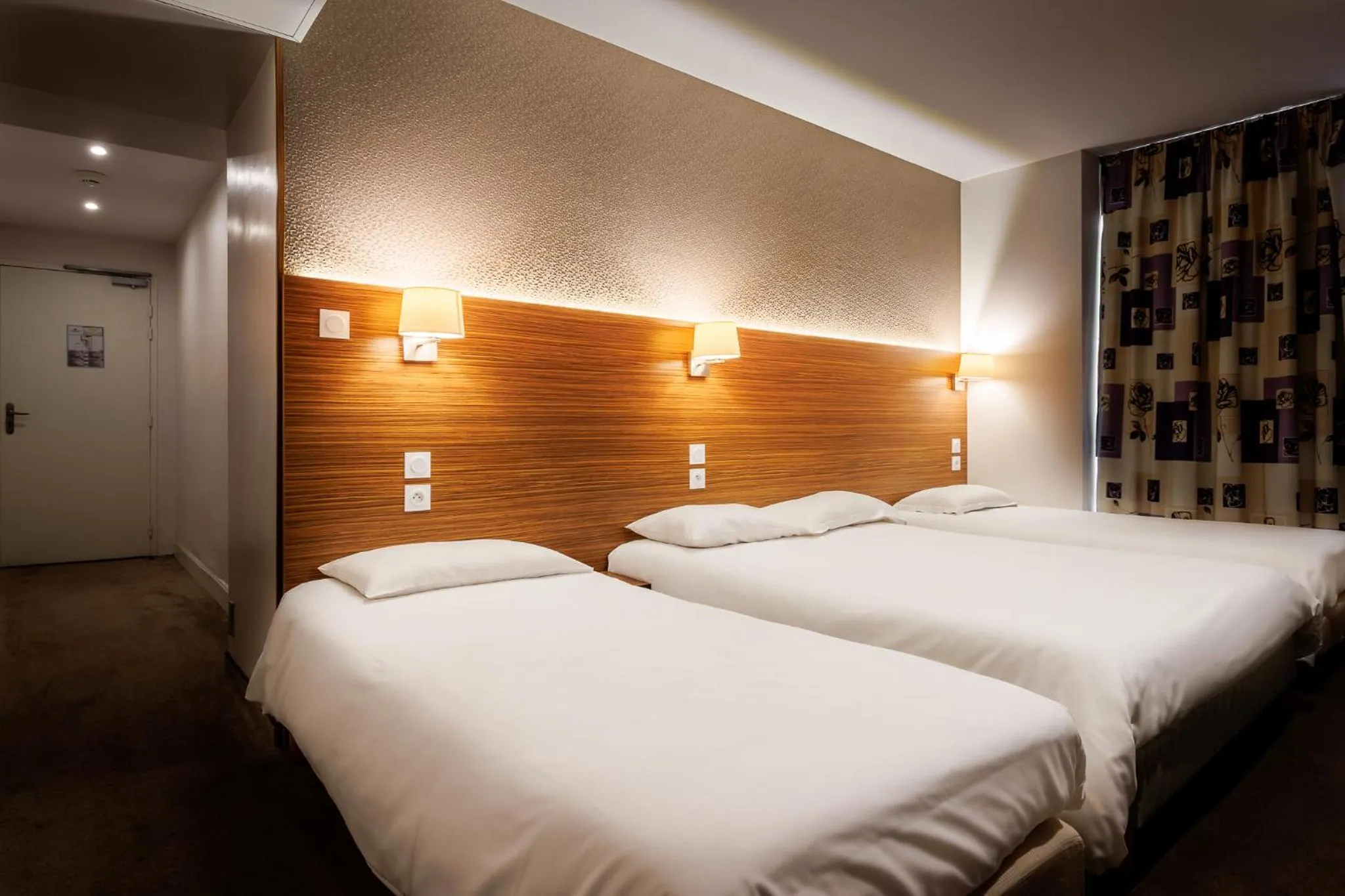 Bed in Hôtel Saint Louis de France