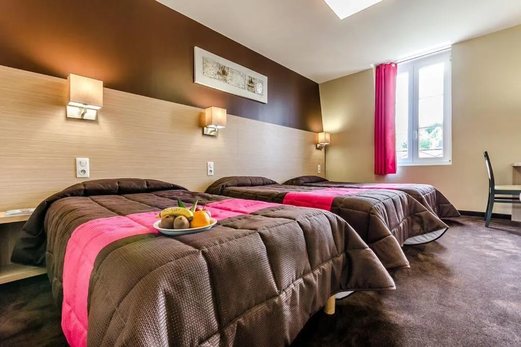 Bed in Hôtel Saint Louis de France