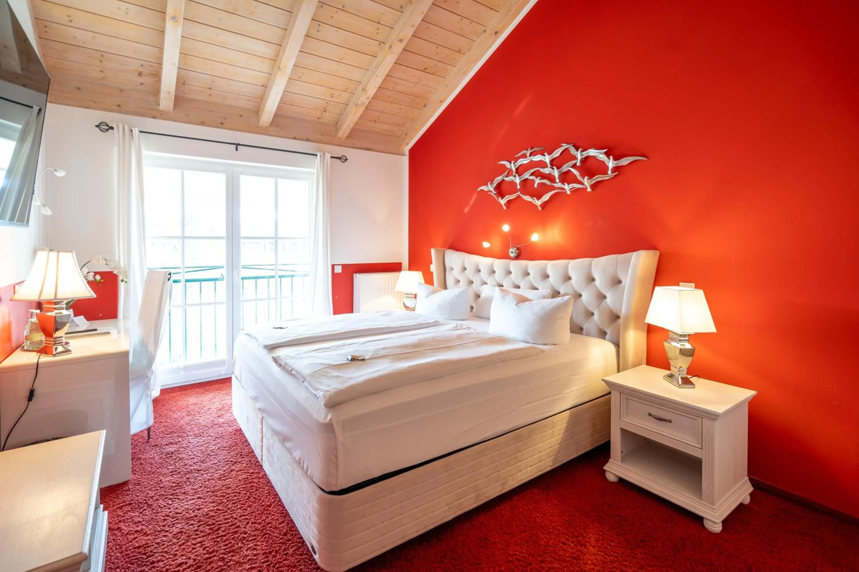 Photo of the whole room, Bed in Landhaus Hotel Wolfratshausen