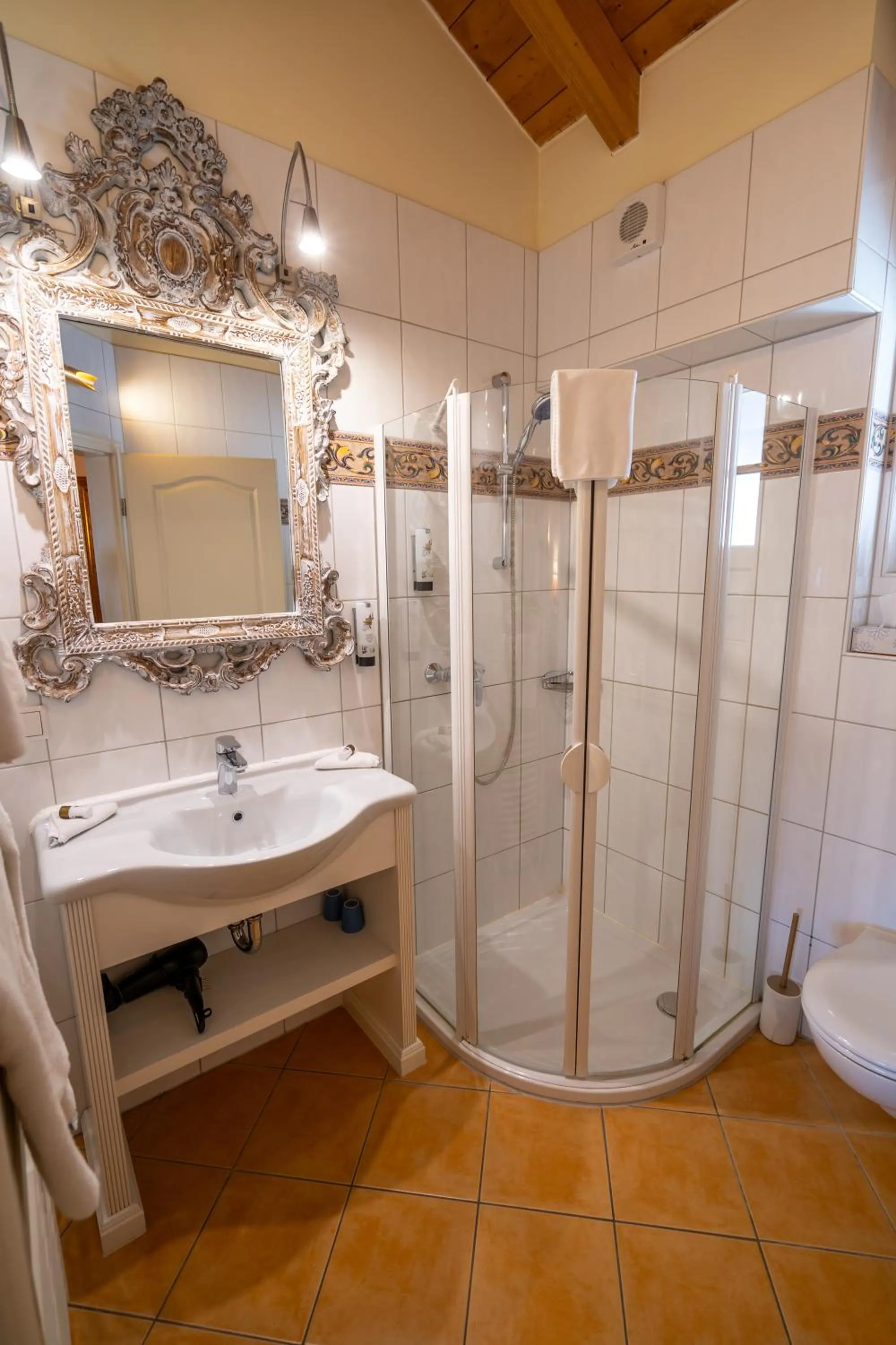 Bathroom in Landhaus Hotel Wolfratshausen