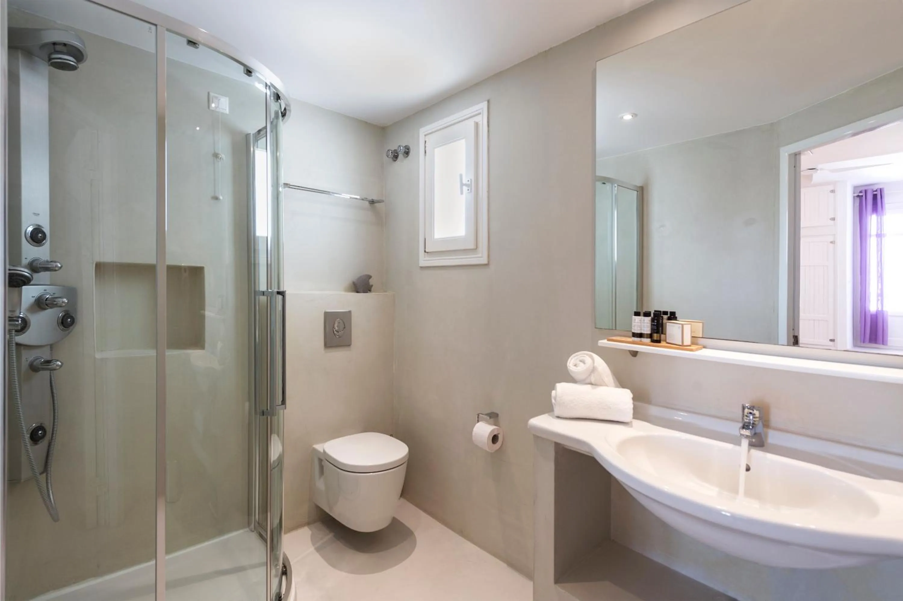 Bathroom in Kalypso Hotel