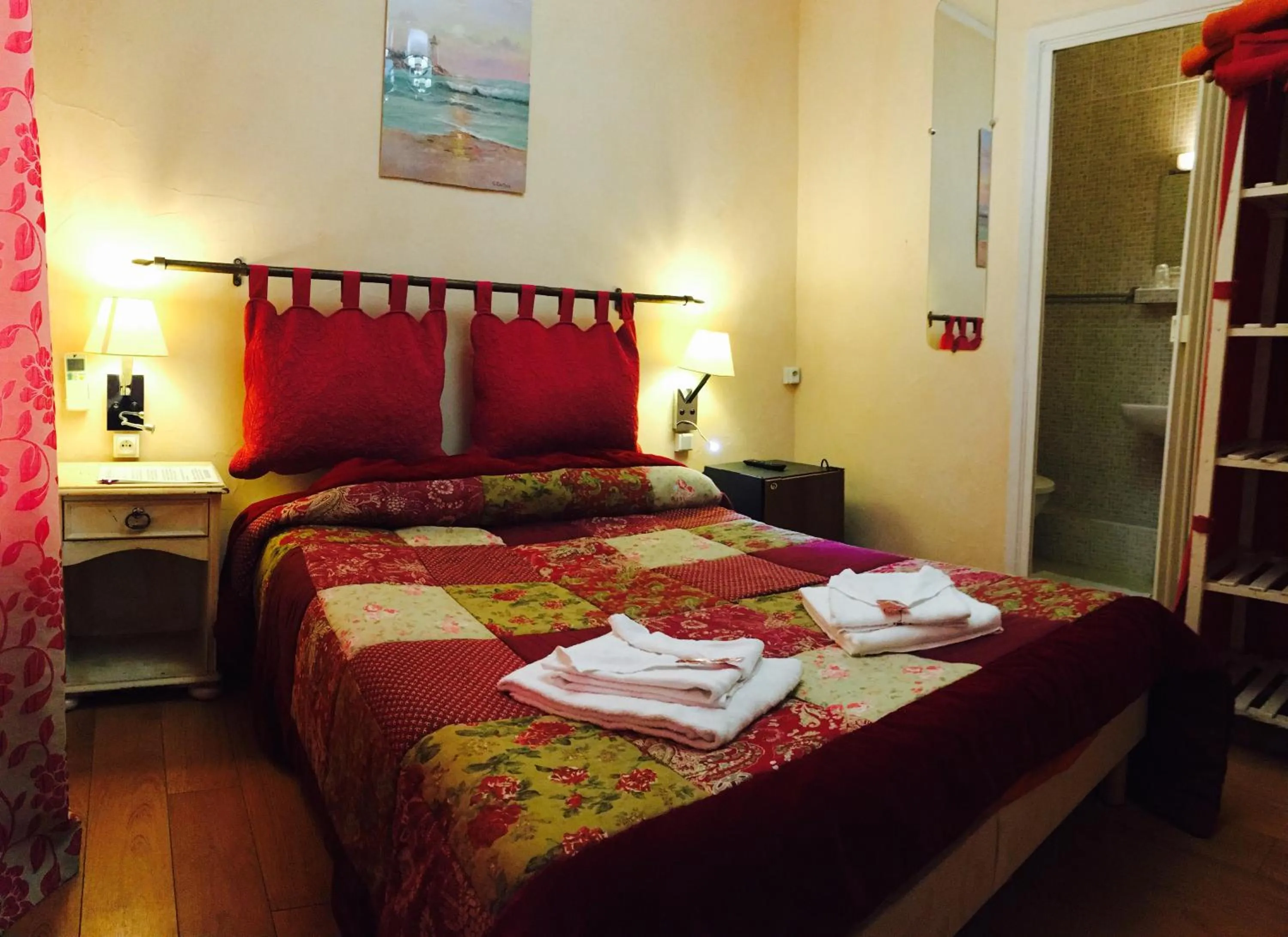 Photo of the whole room, Bed in Boutique Hotel Couleurs Suds