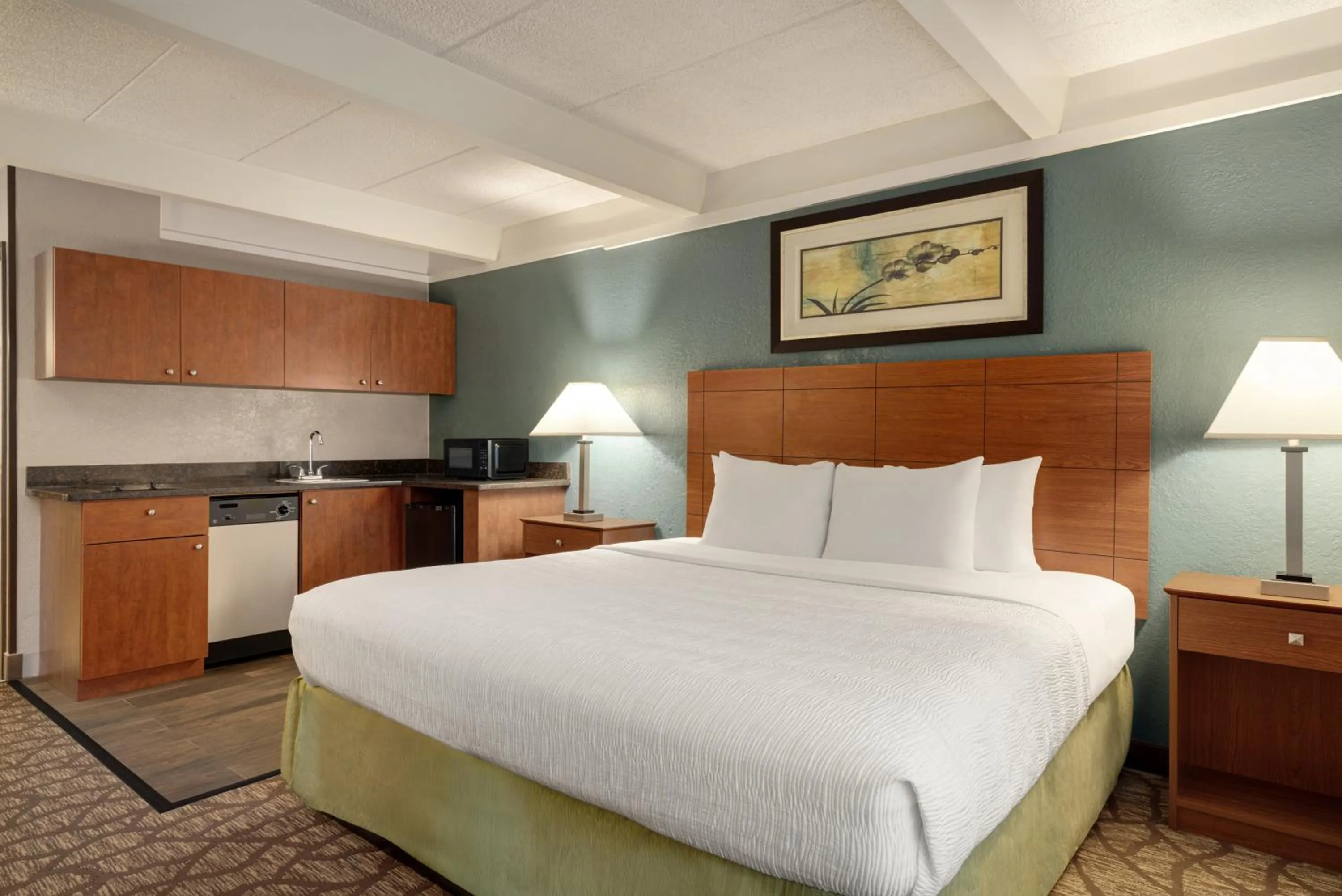 Kitchen or kitchenette, Bed in AmericInn by Wyndham Grand Rapids Airport North