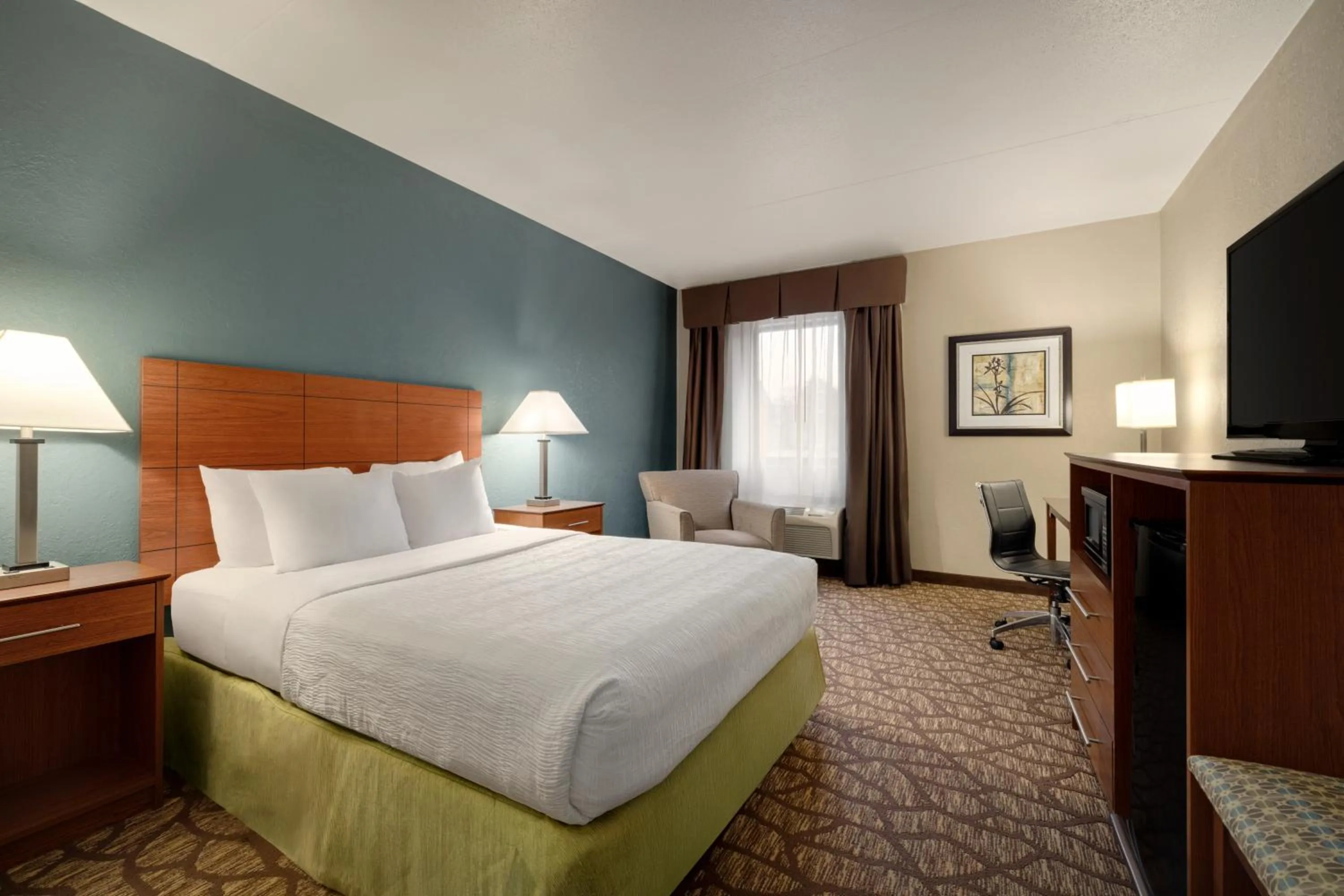 Bedroom, Bed in AmericInn by Wyndham Grand Rapids Airport North