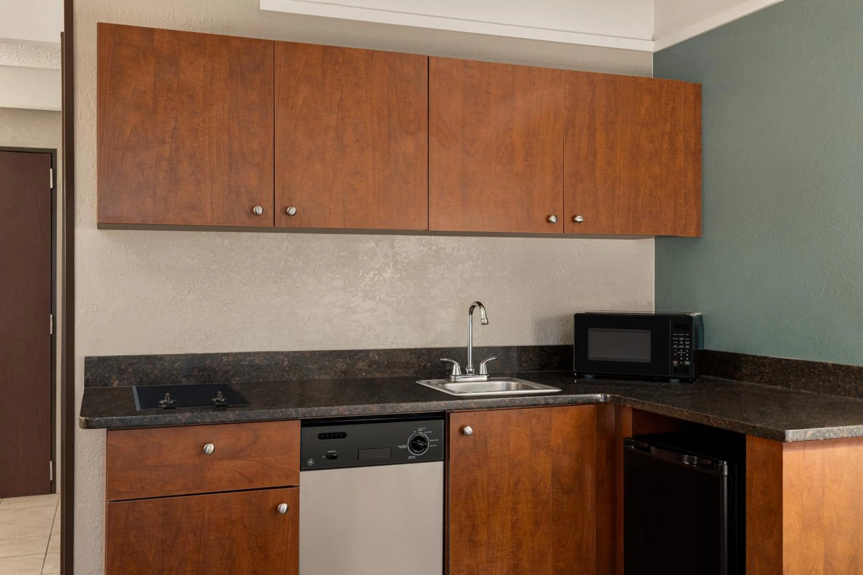 Kitchen or kitchenette in AmericInn by Wyndham Grand Rapids Airport North