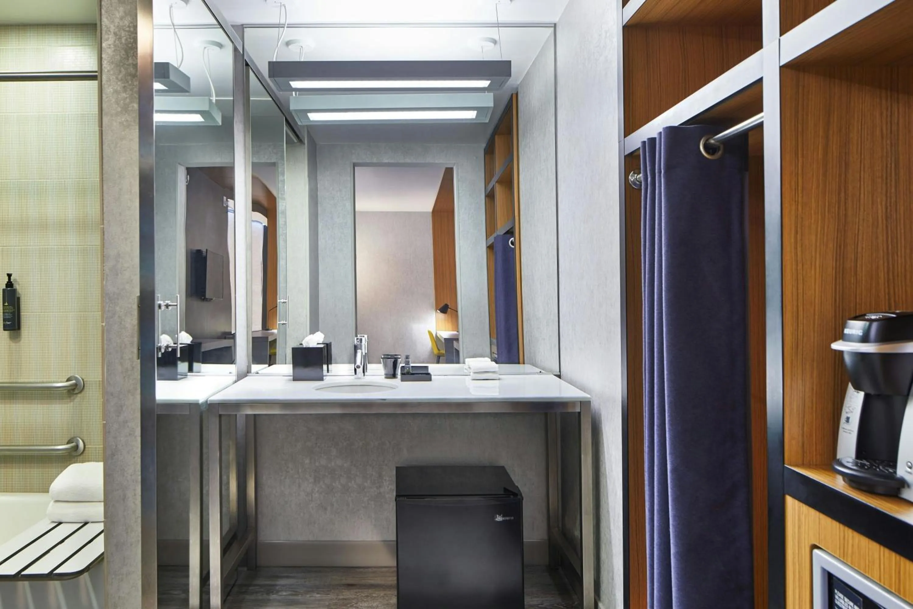 Photo of the whole room in Aloft Dulles Airport North