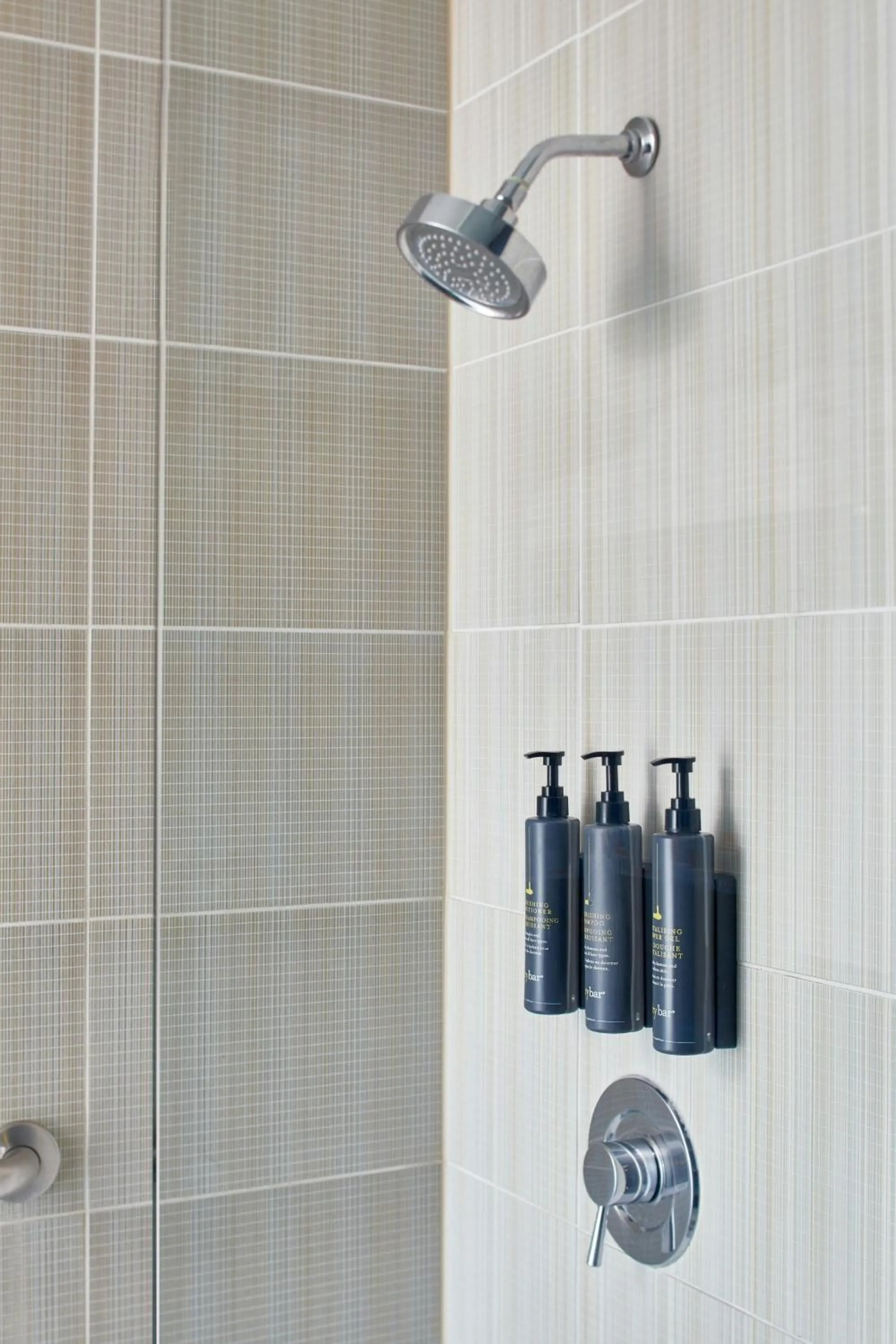 Photo of the whole room in Aloft Dulles Airport North