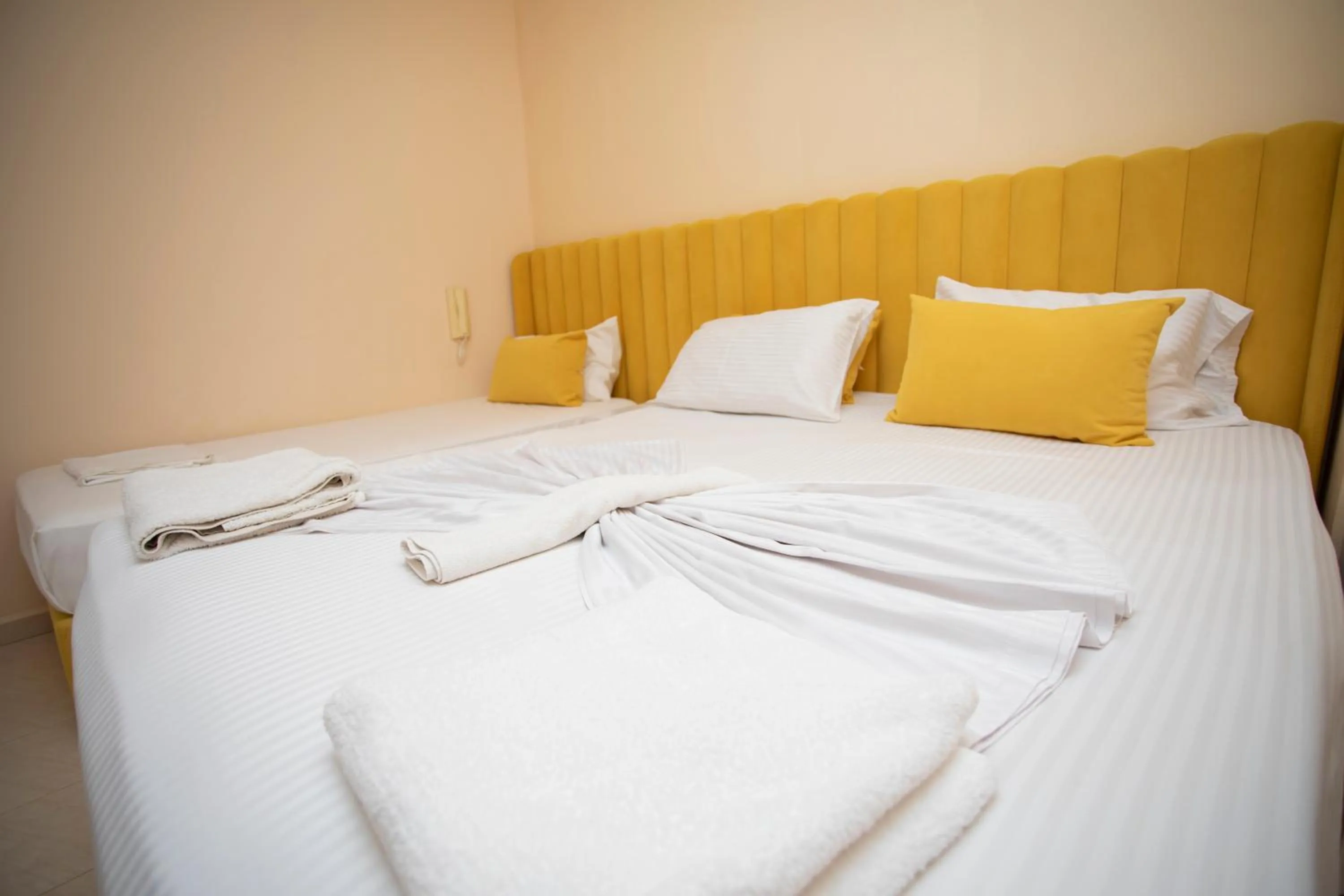 Bedroom, Bed in Hotel Sunrise