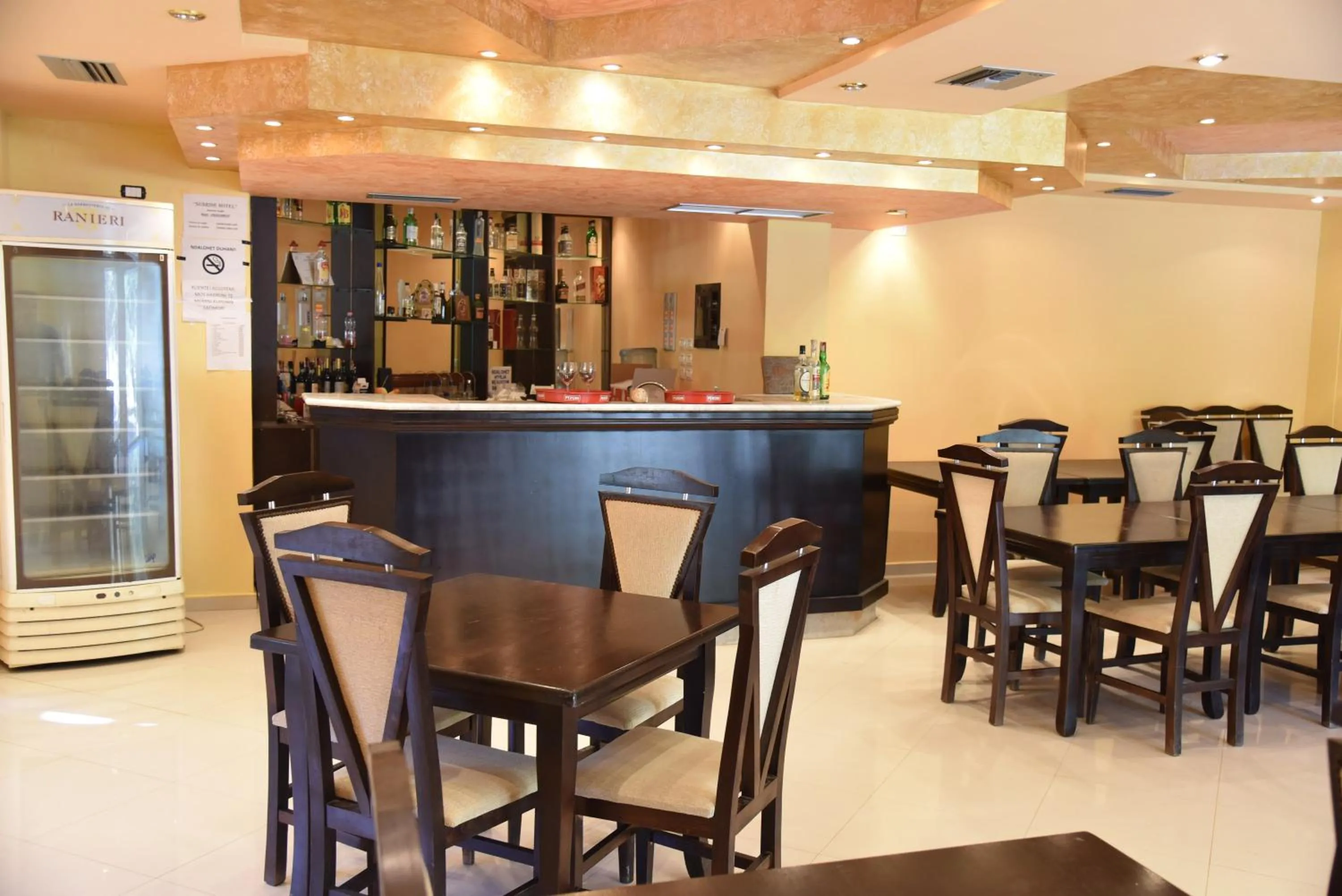 Restaurant/places to eat in Hotel Sunrise