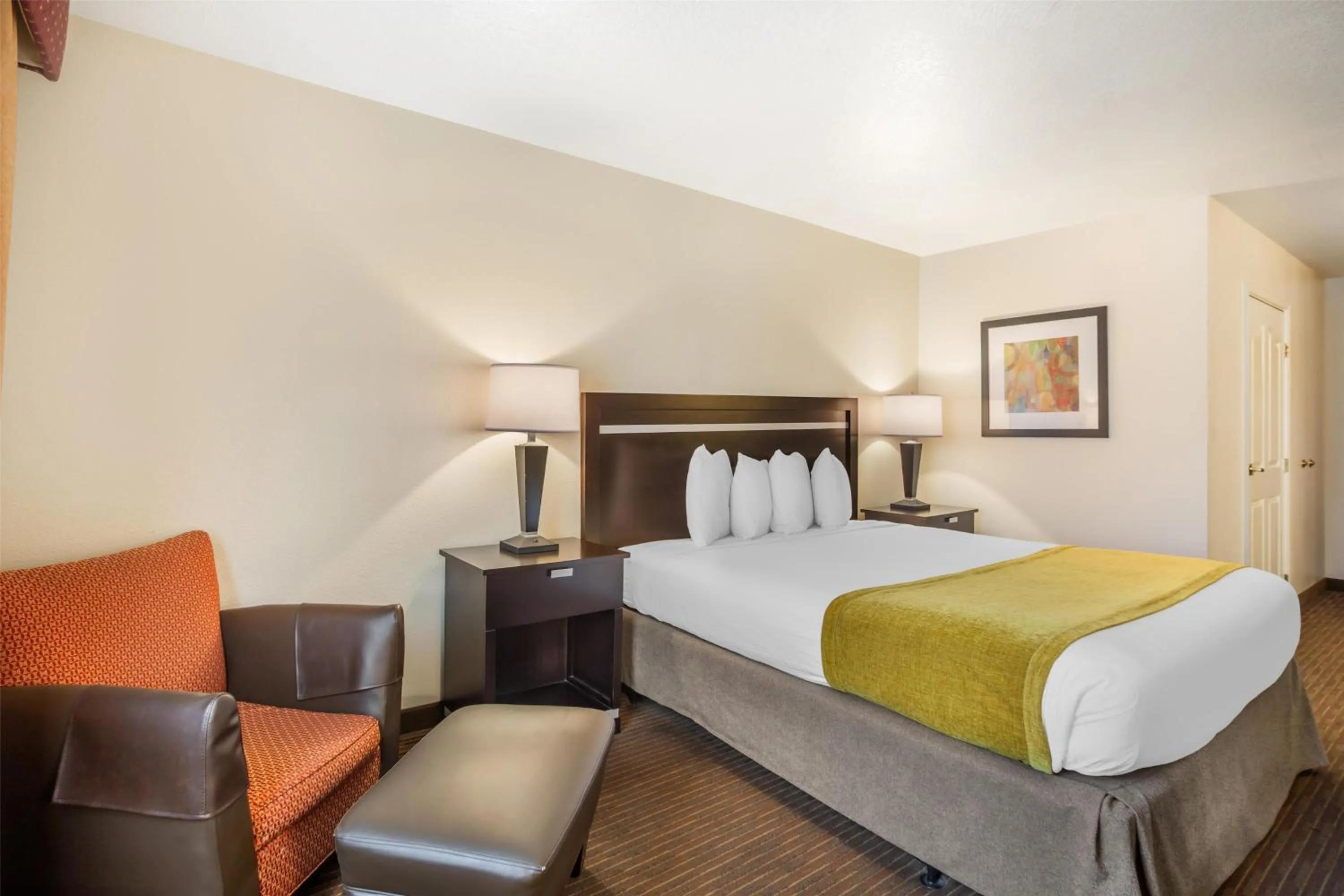 Bedroom, Bed in Best Western Luxury Inn