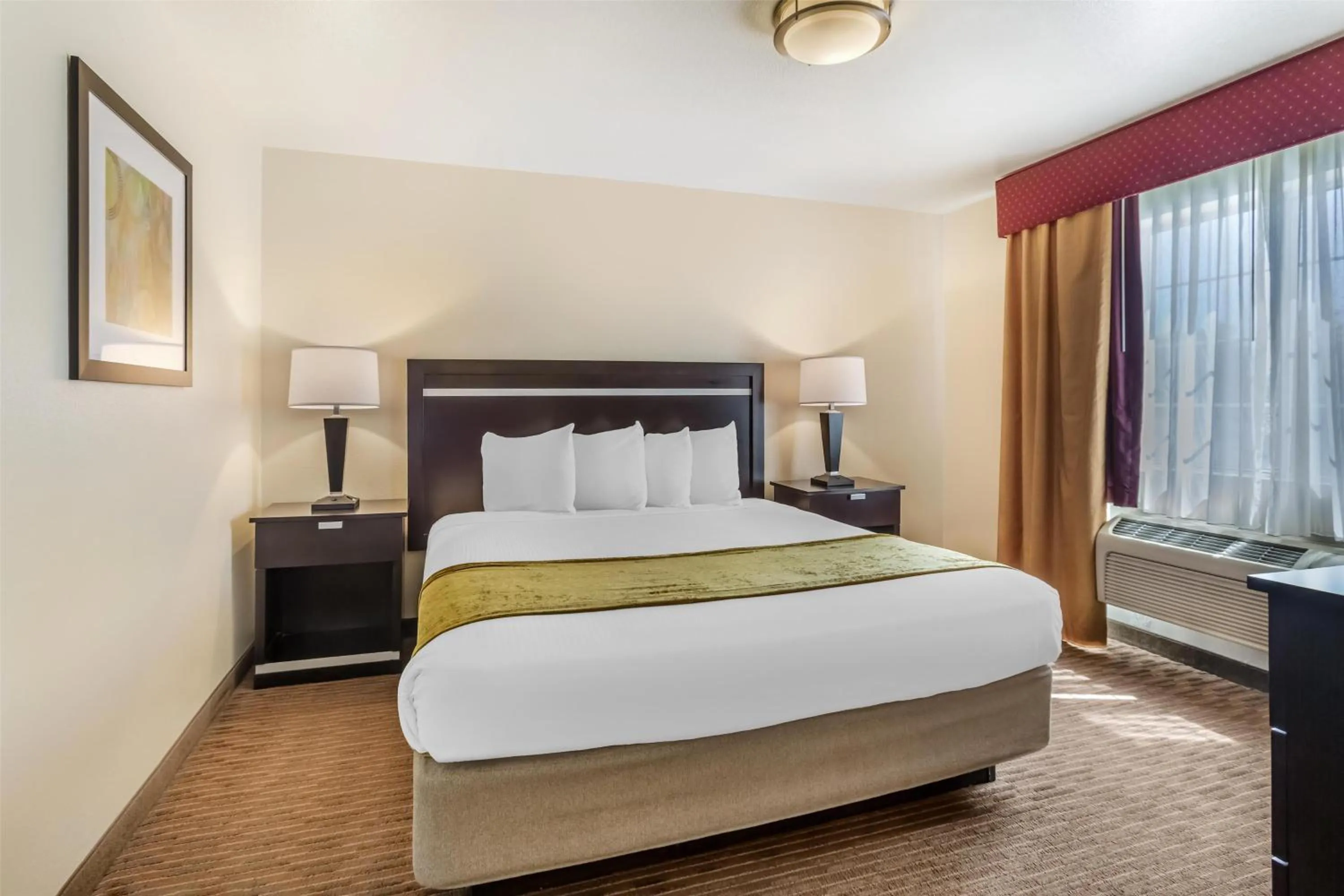 Photo of the whole room, Bed in Best Western Luxury Inn