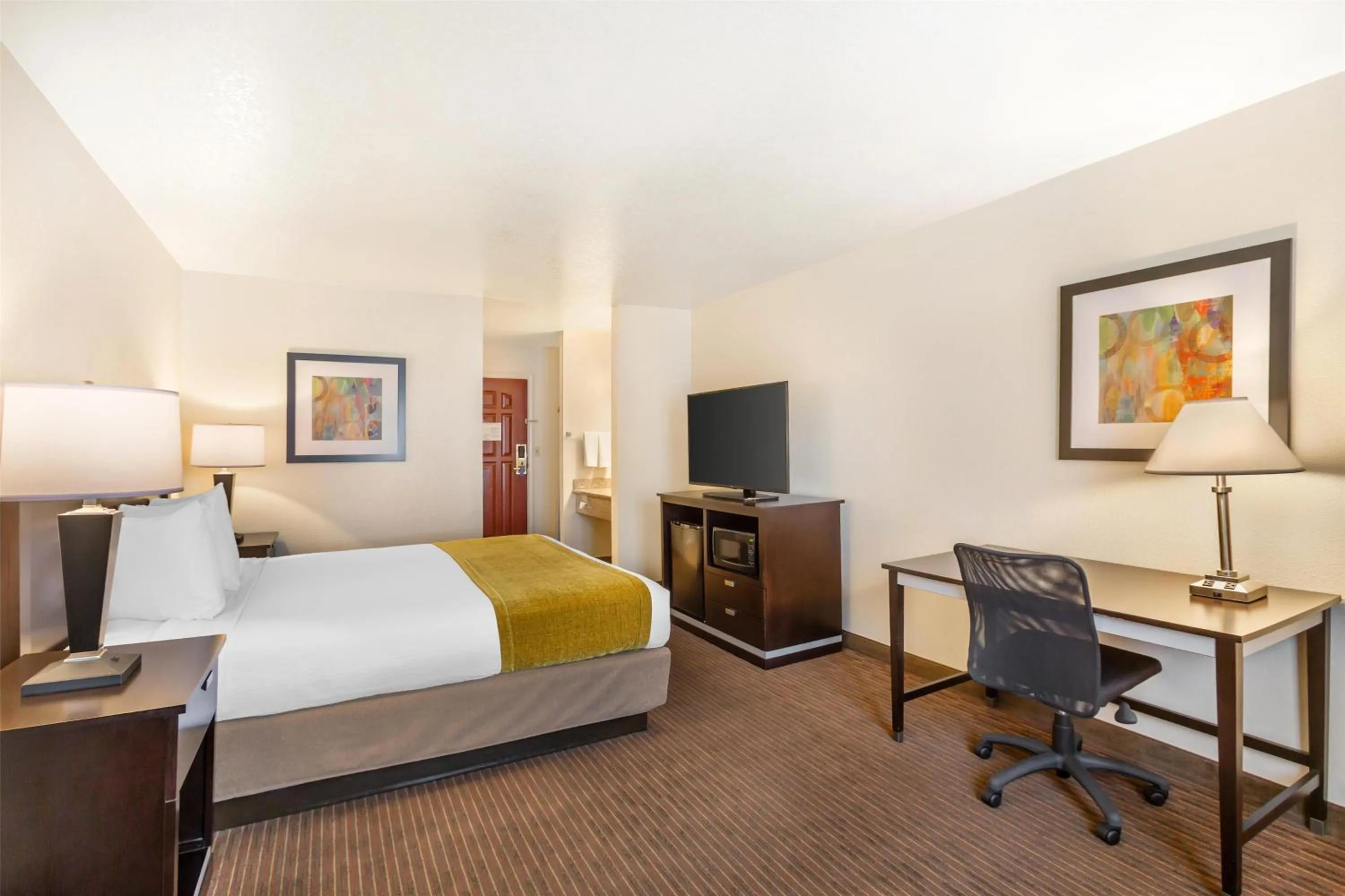 Bedroom, Bed in Best Western Luxury Inn