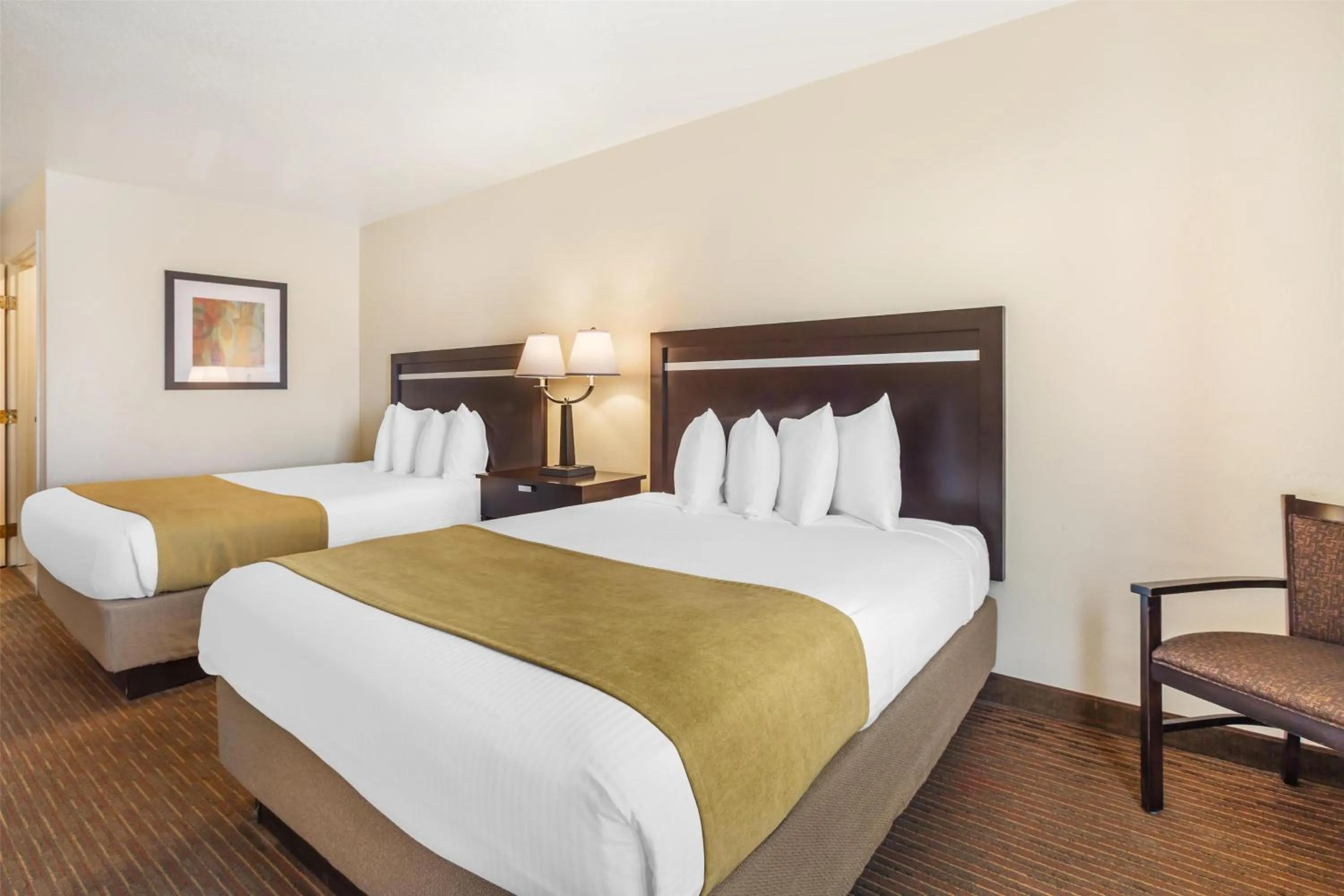 Bedroom, Bed in Best Western Luxury Inn