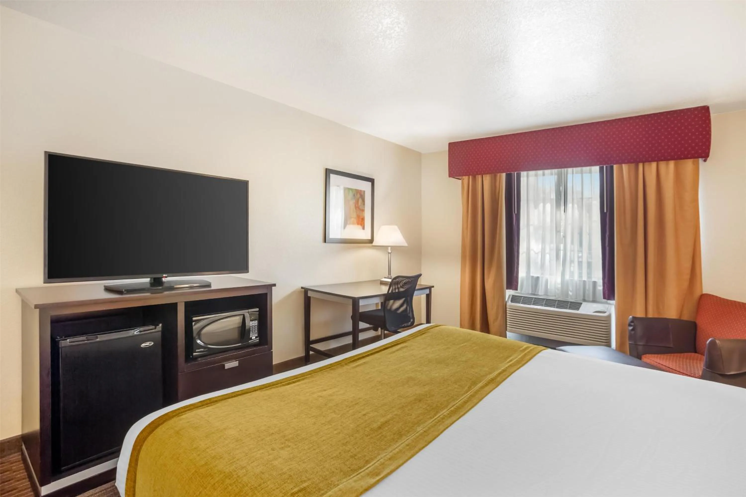 Bedroom, Bed in Best Western Luxury Inn