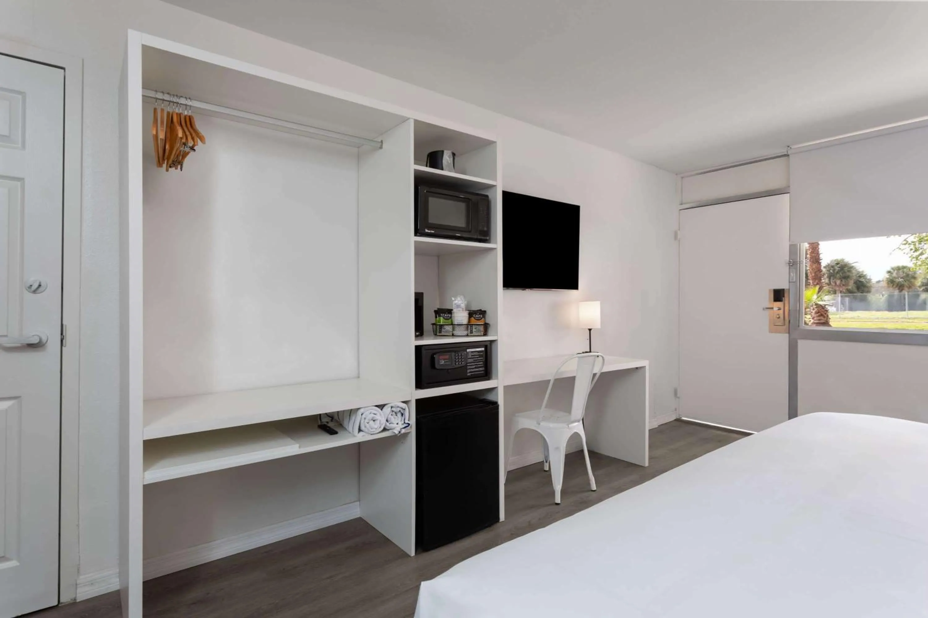 Photo of the whole room, Bed in Baymont by Wyndham Orlando North Millenia